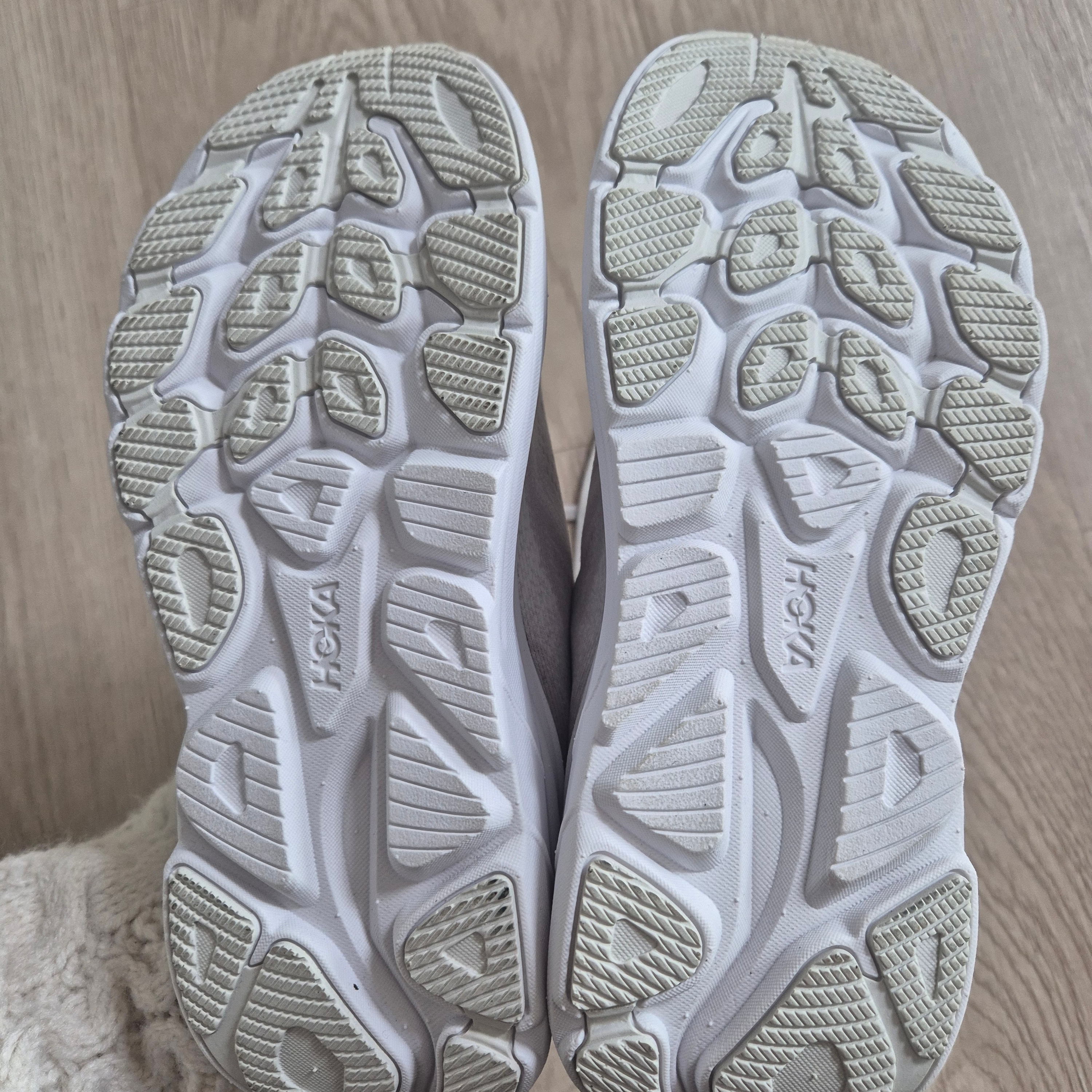 (W) Hoka Clifton10 Running Shoes Gray 착용 스타일 - 2