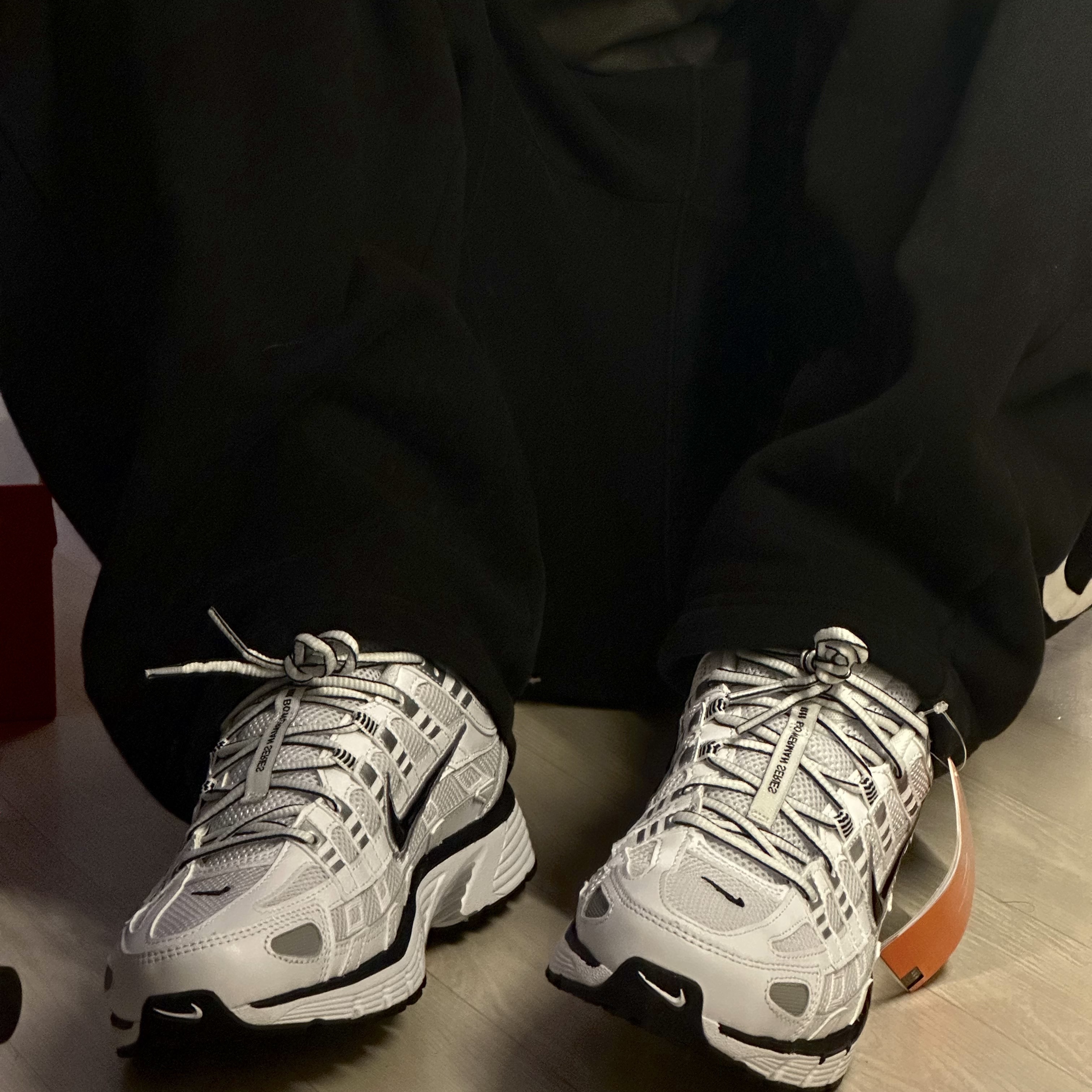 Nike P-6000 White Metallic Silver 착용 스타일 - 2