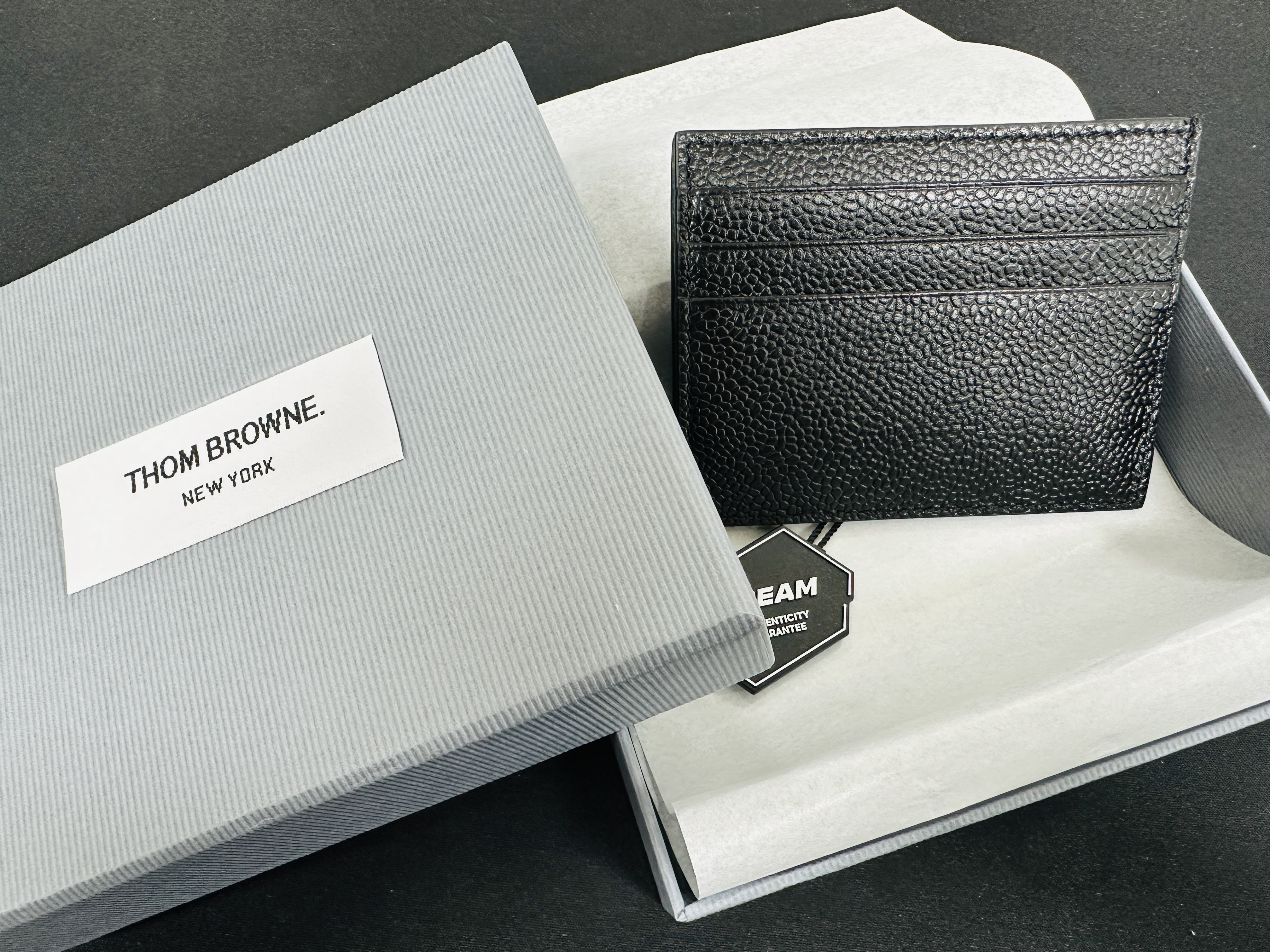Thom Browne Pebble Grain Leather Stripe Note Compartment Card Holder Black 착용 스타일 - 2
