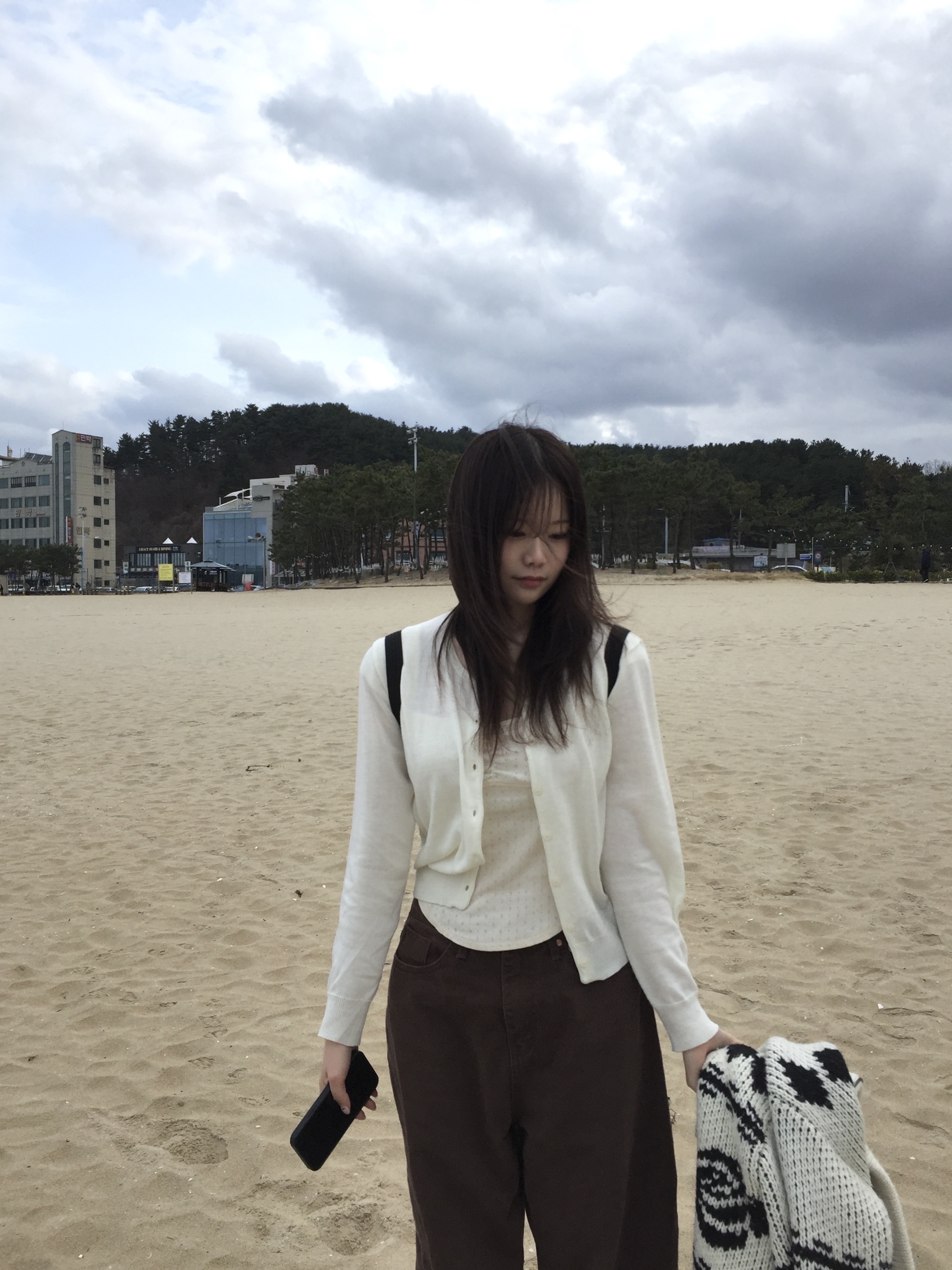 (W) Coyseio Round Cover T-Shirt Charcoal 착용 스타일