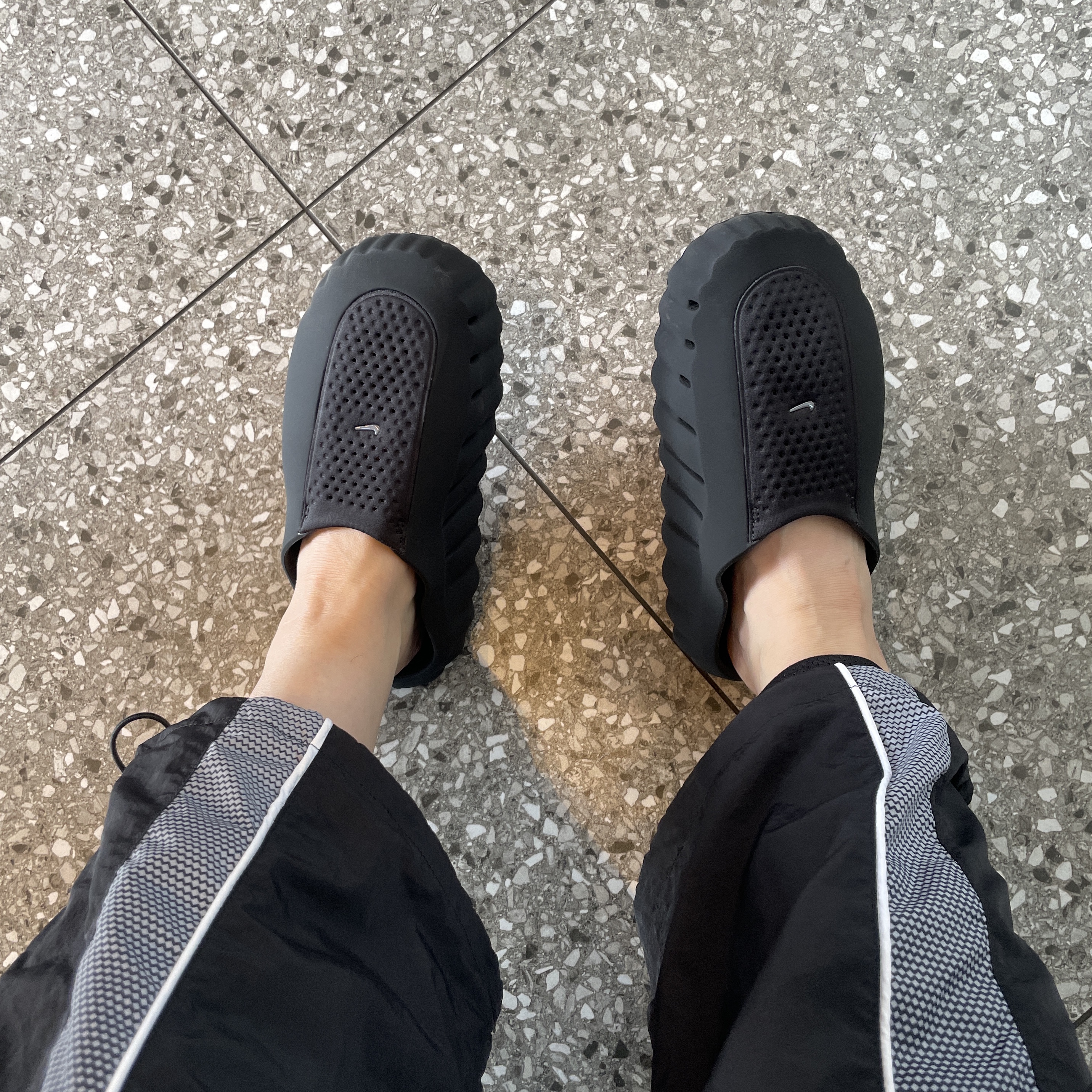 (W) Nike Mind 001 Black Hyper Crimson, Honda Speed Track Solid nylon Pants Black 착용 스타일