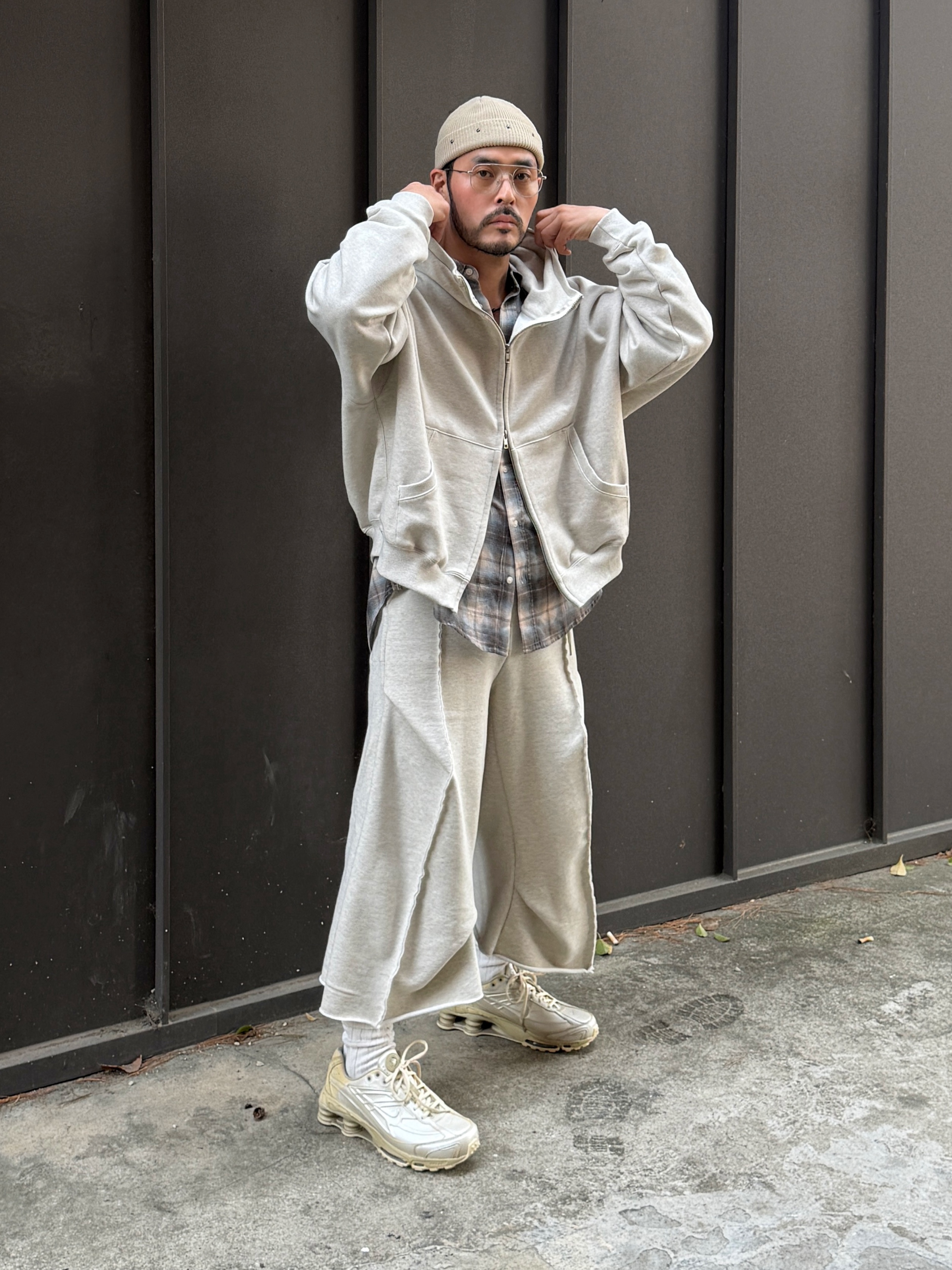 Nike Shox Ride 2 Metallic Silver and Desert Khaki 착용 스타일 - 2