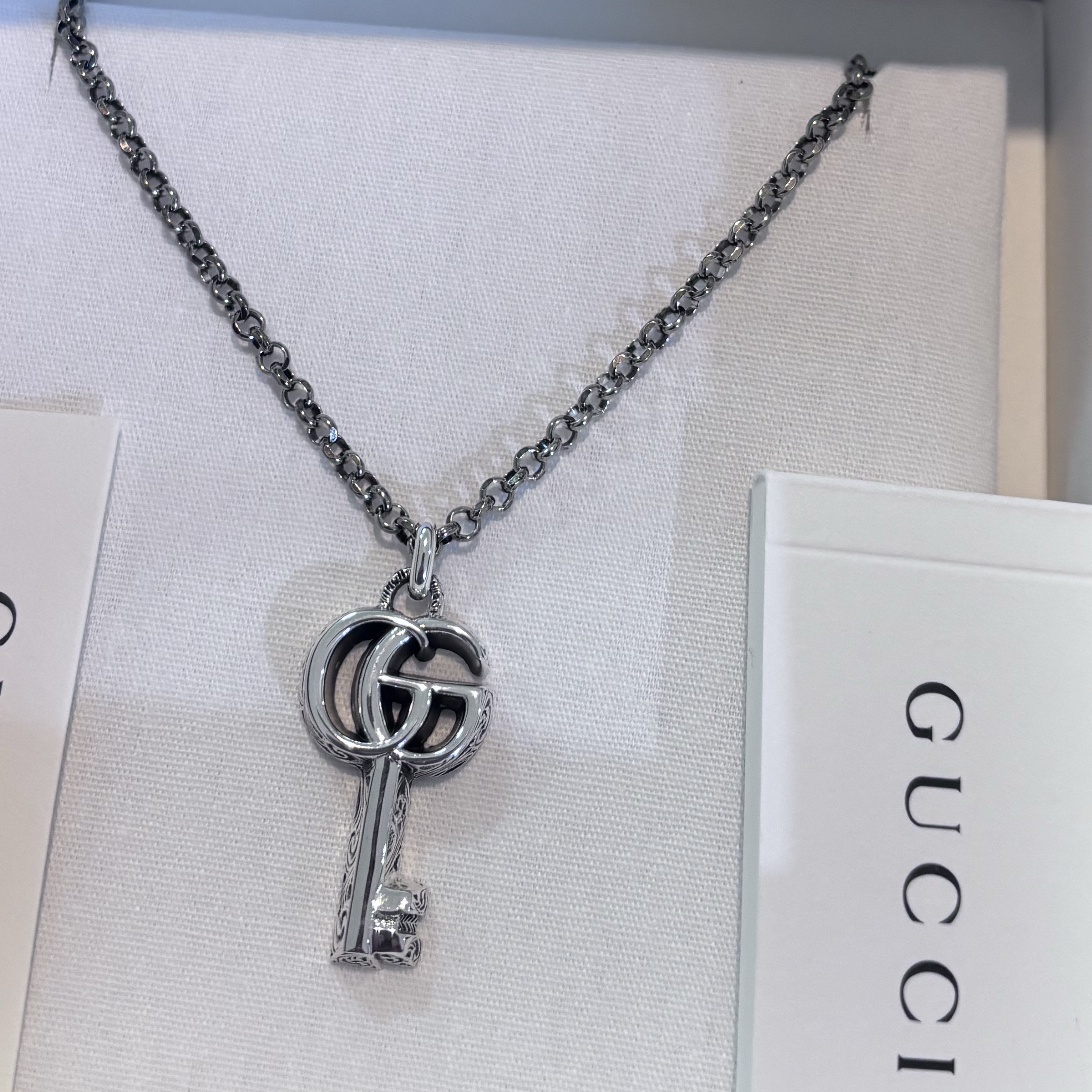 Gucci Double G Key Necklace Silver 착용 스타일