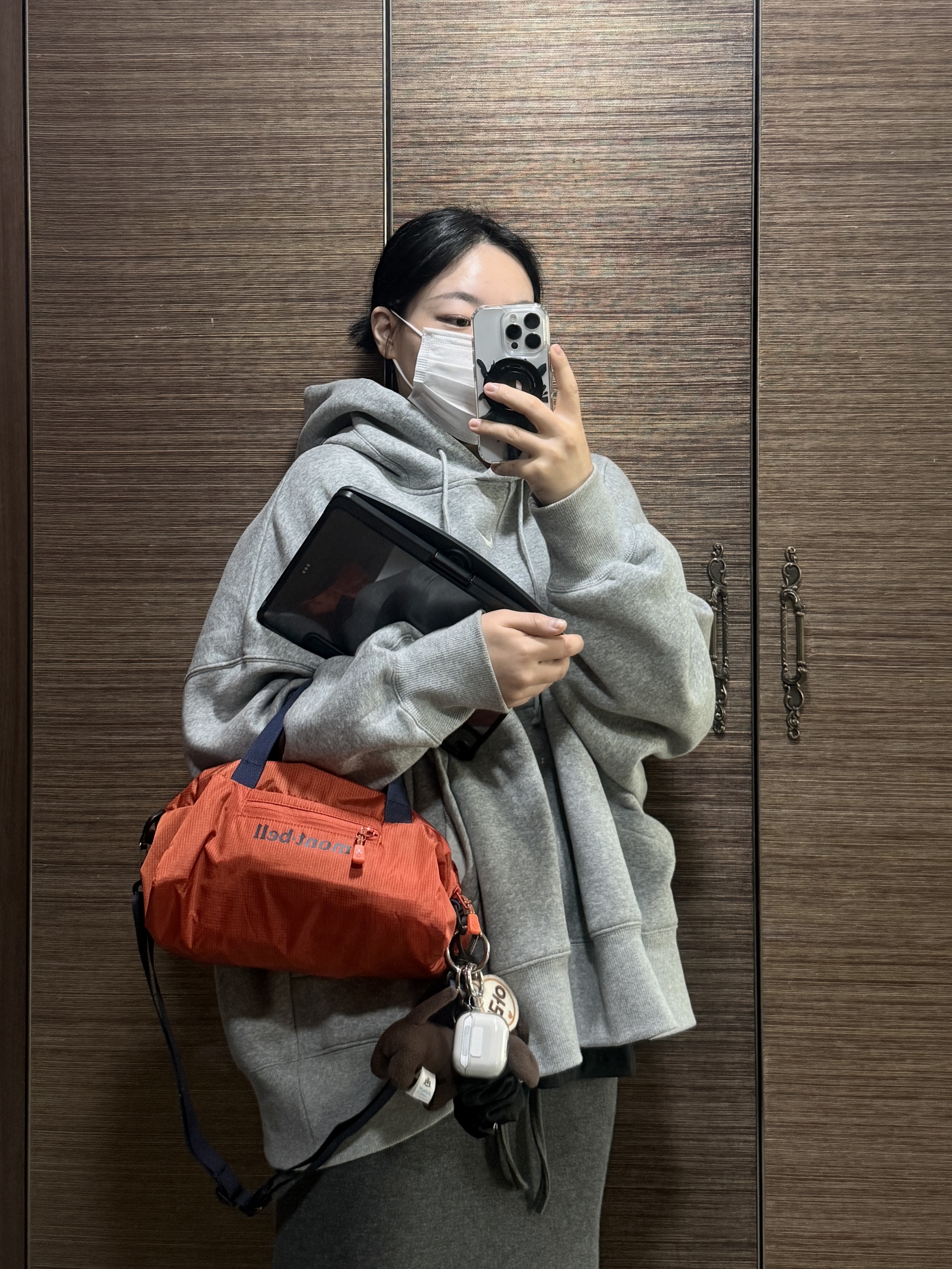 Montbell Light Weight Duffle Bag Orange, Jellycat Otto Sausage Dog Bag Charm Brown 착용 스타일
