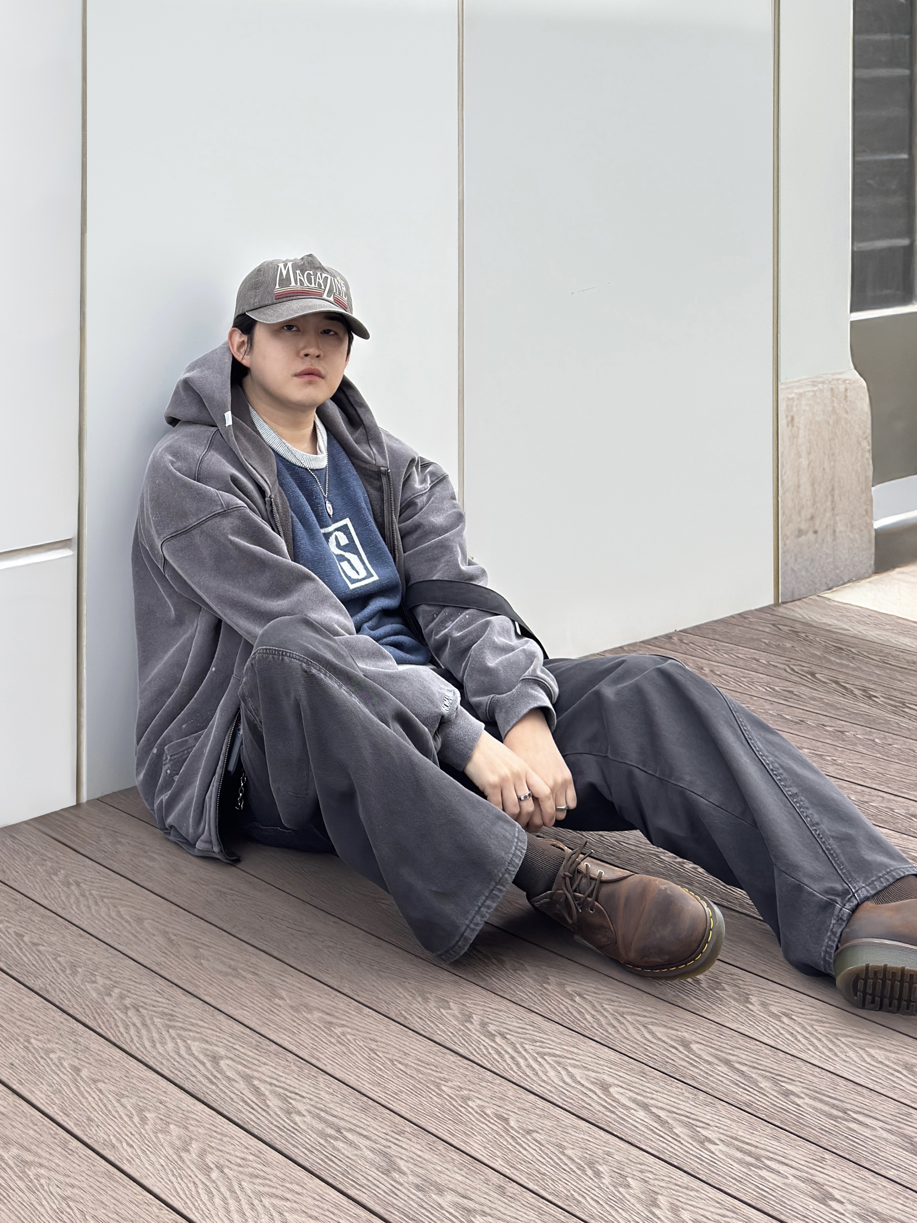 [KREAM 단독] NOMANUAL Painted Hooded Zip-up Washed Black, Sansan Gear Cross Body Bag Black 착용 스타일 - 2
