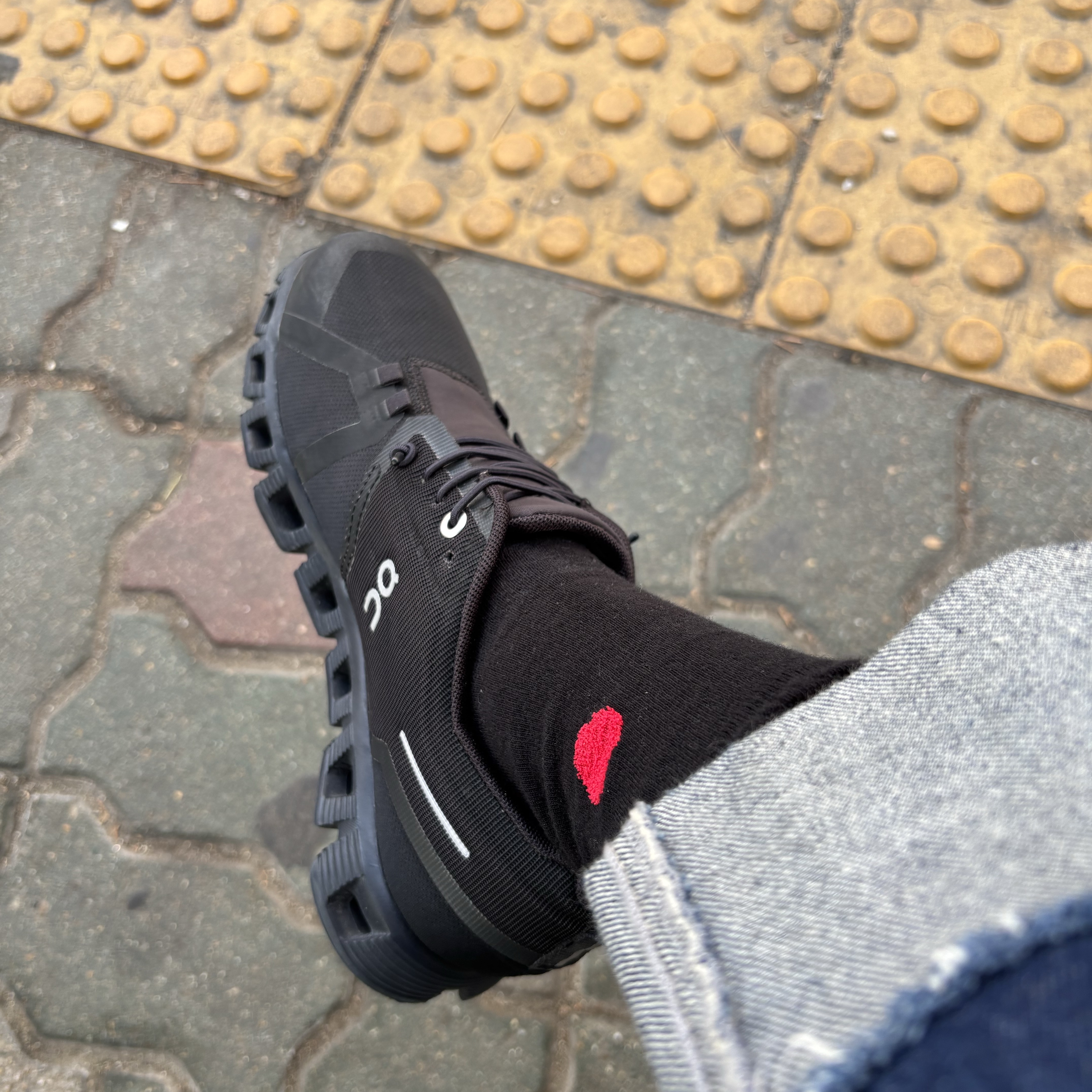 (W) On Running Cloud 5 All Black 착용 스타일