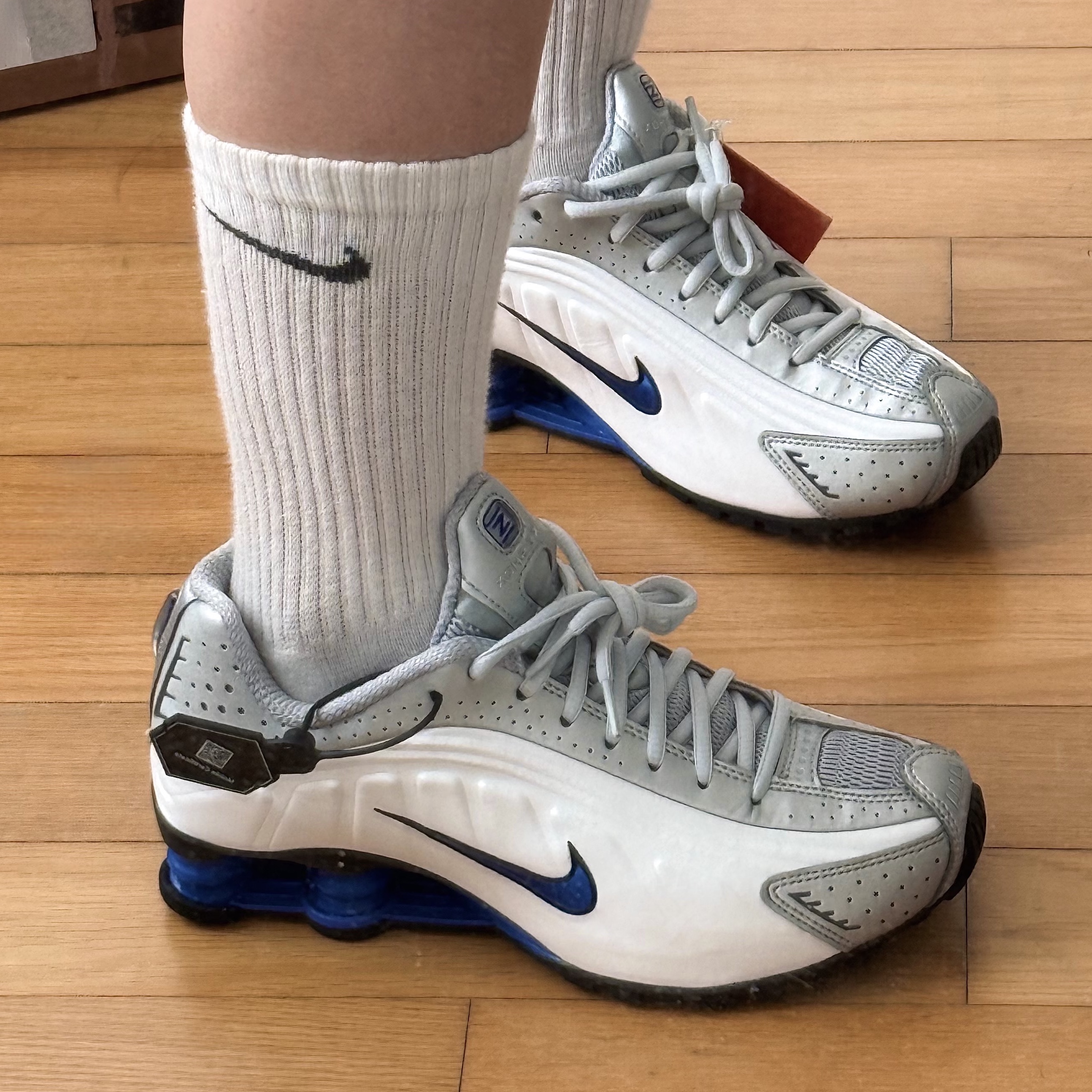 Nike Shox R4 White Racer Blue 착용 스타일