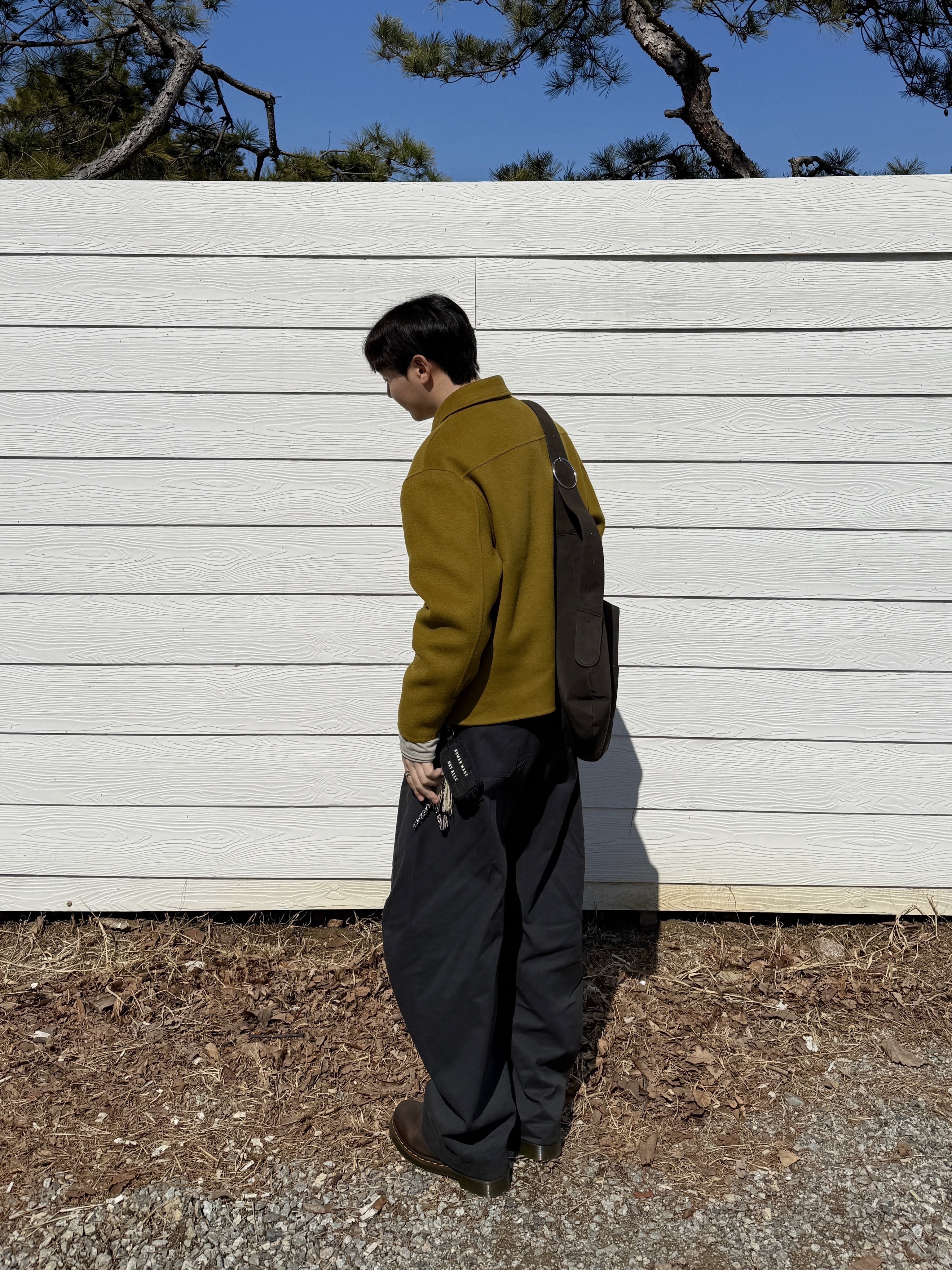 Dr. Martens 1461 Crazy Horse Dark Brown, Human Made Military Card Case Black 착용 스타일 - 2