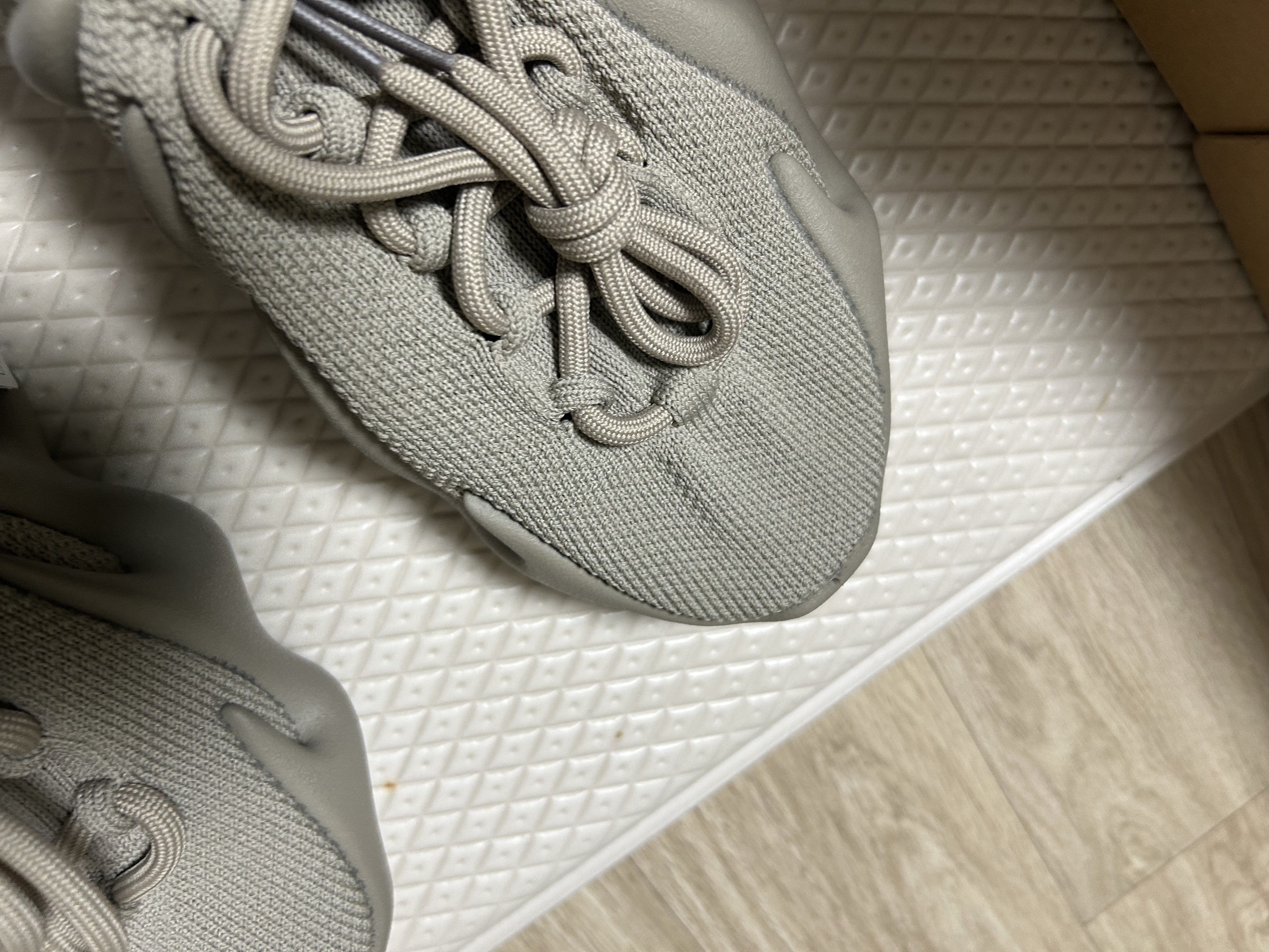 Adidas Yeezy 450 Stone Flax 착용 스타일