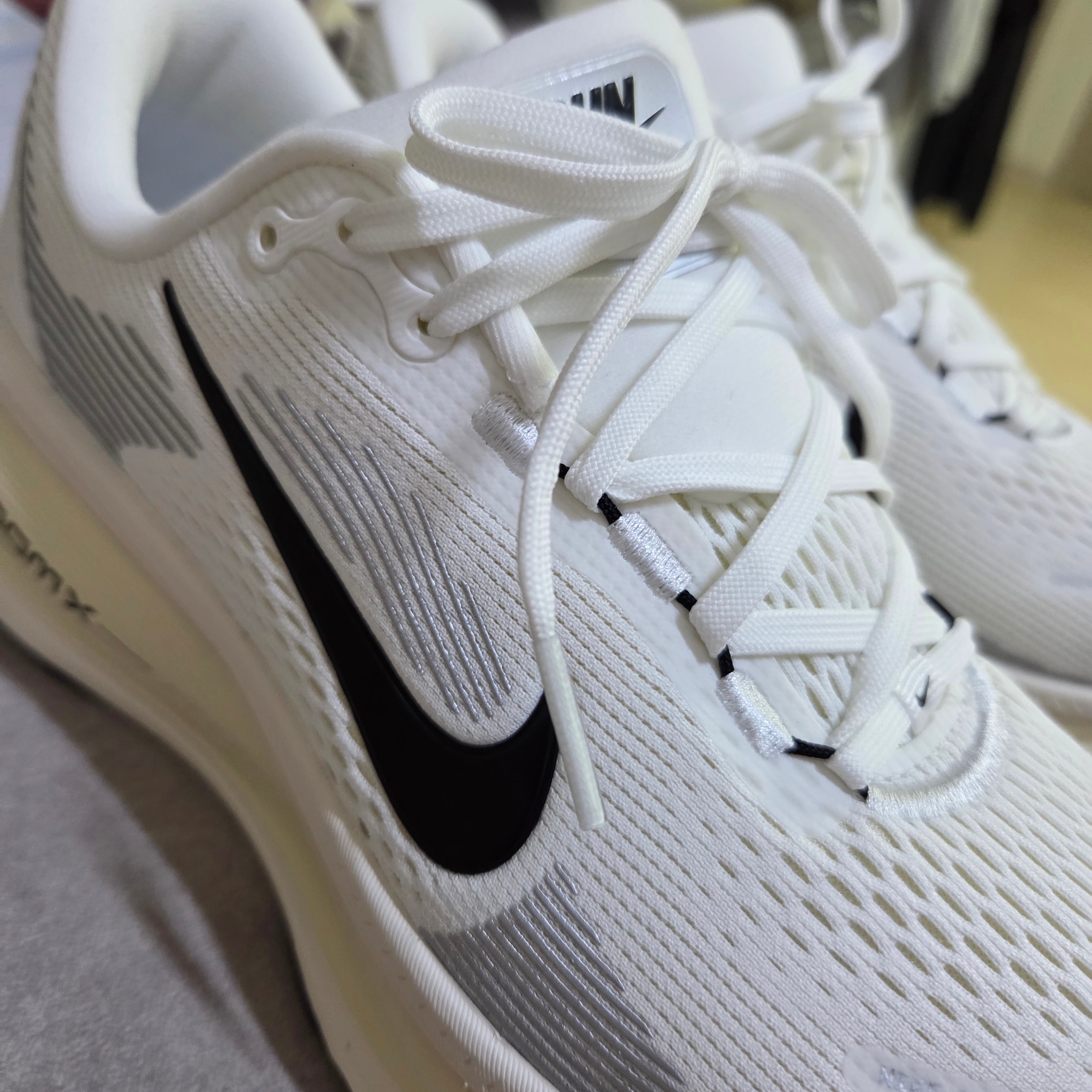 Nike Vomero 18 Summit White Coconut Milk 착용 스타일