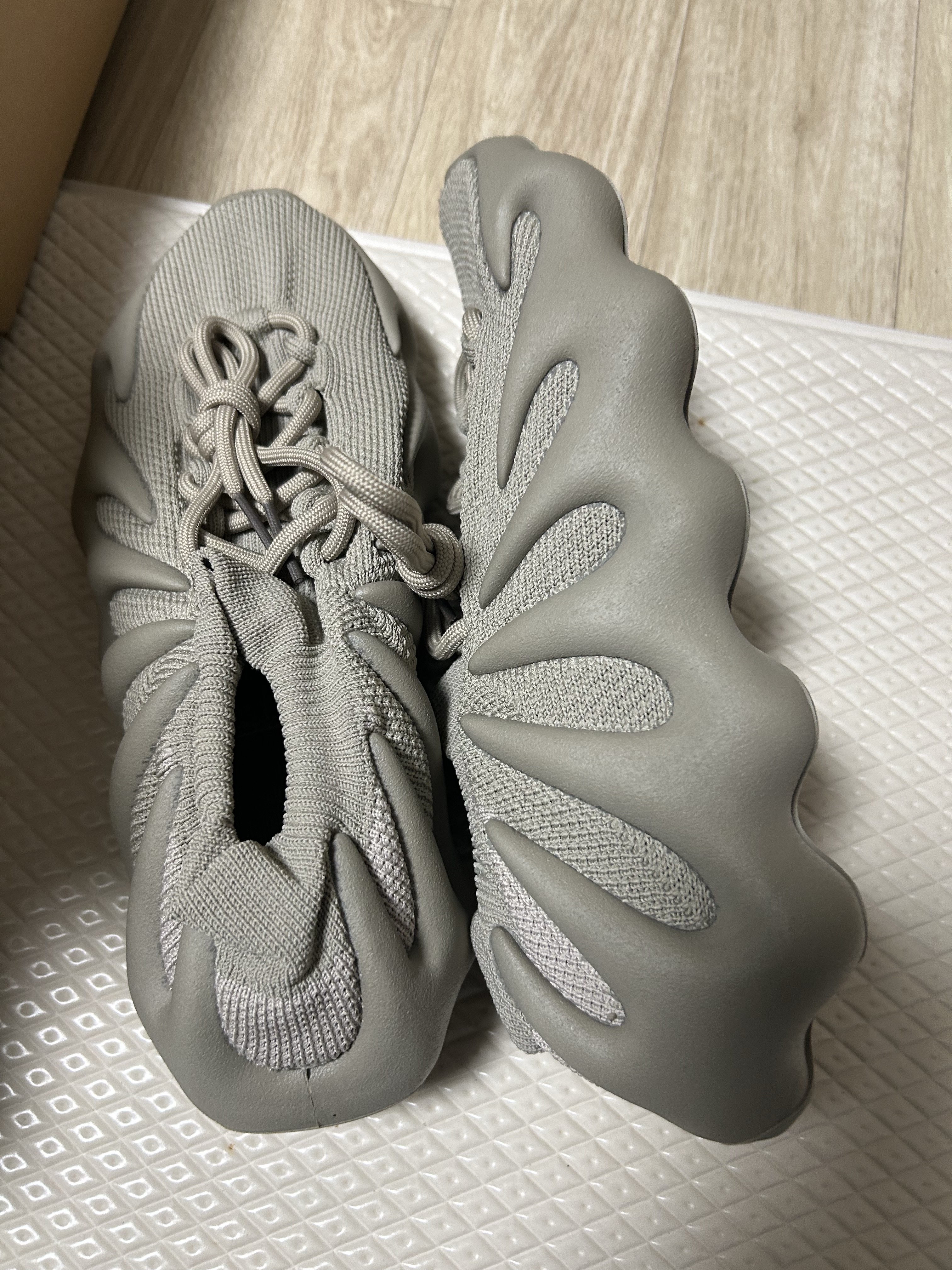 Adidas Yeezy 450 Stone Flax 착용 스타일