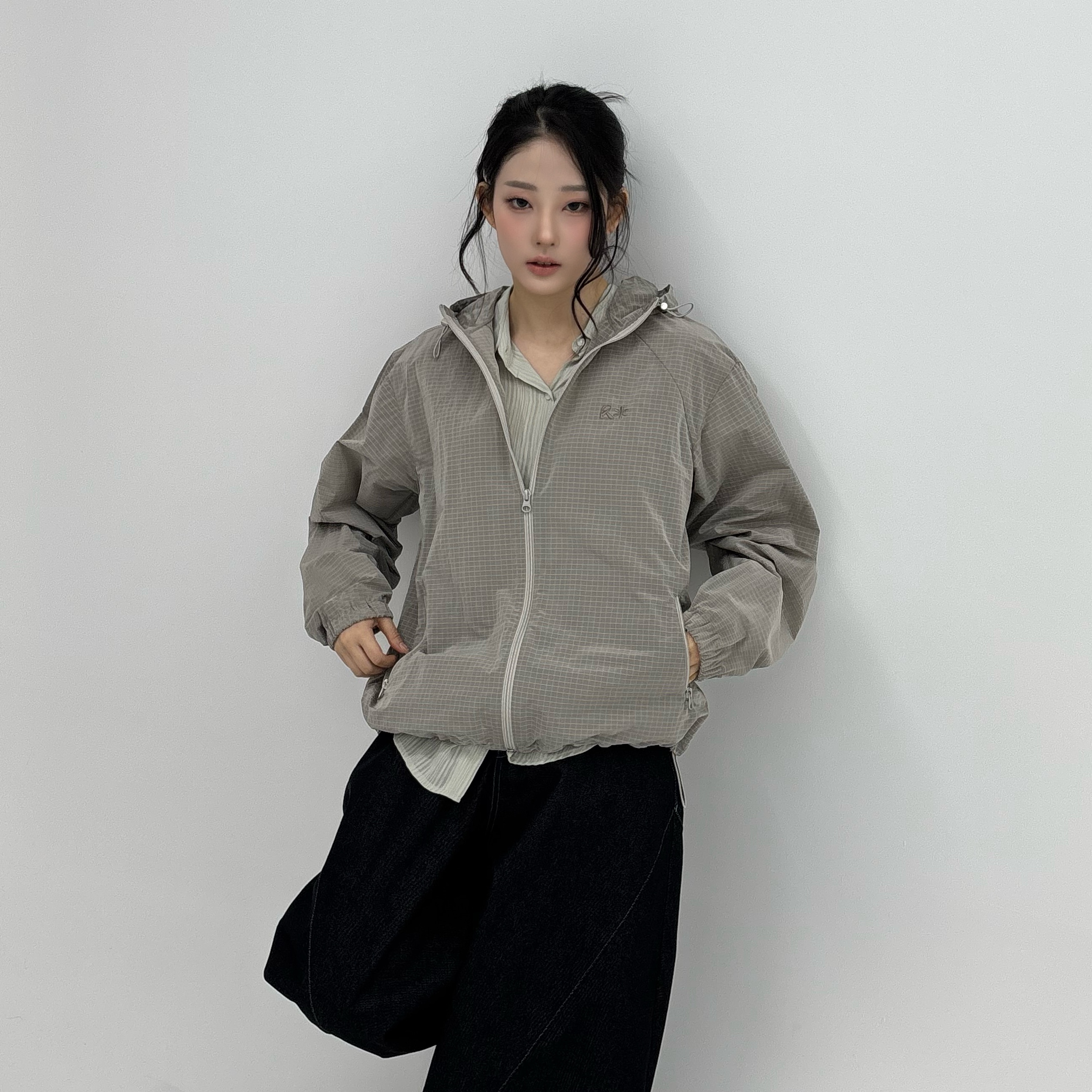 Riomeu Unbal Curved Line Windbreaker Jacket Gray, Riomeu Curved Balloon Denim Pants Black 착용 스타일 - 2