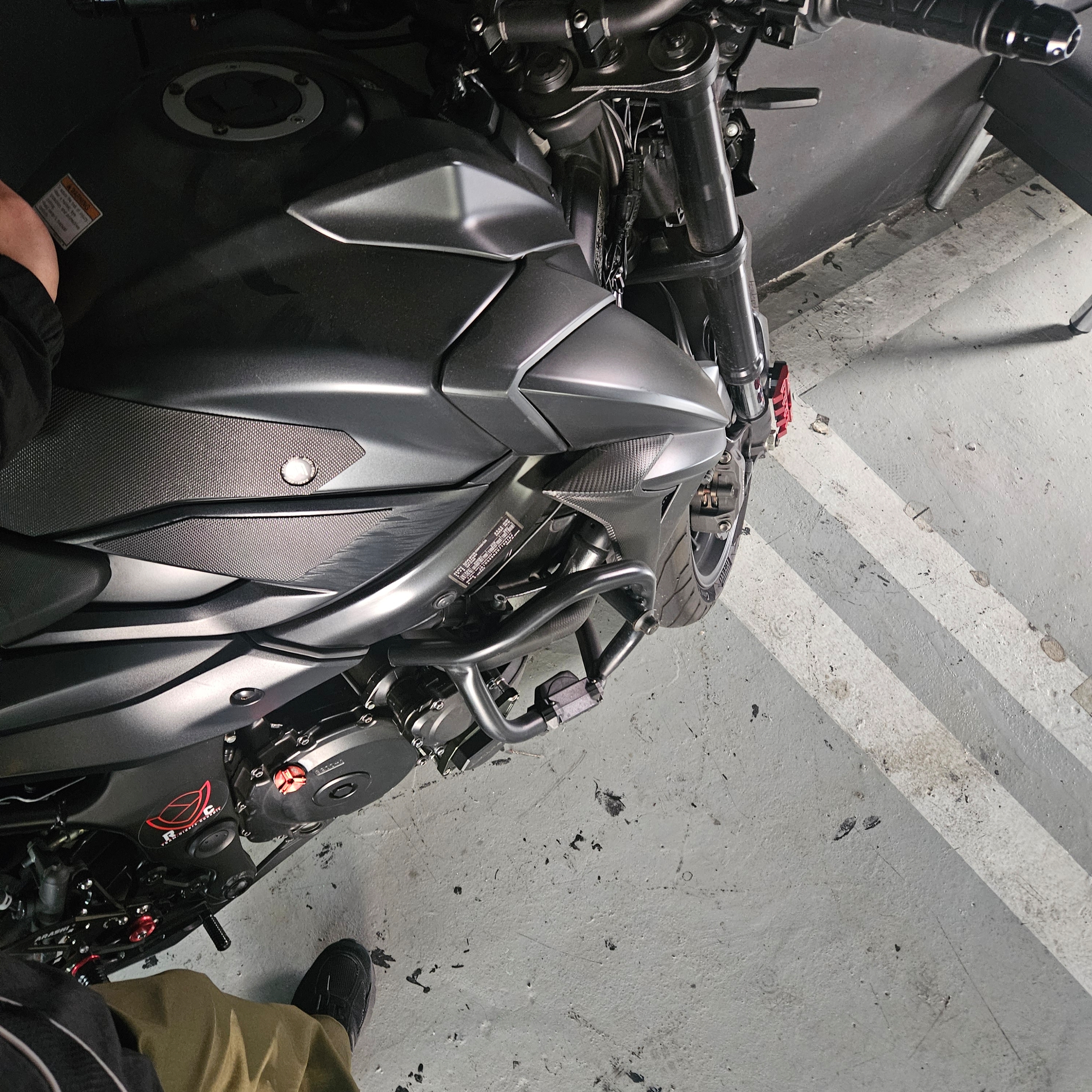 New Balance 990v5 Made in USA Triple Black - D Standard 착용 스타일