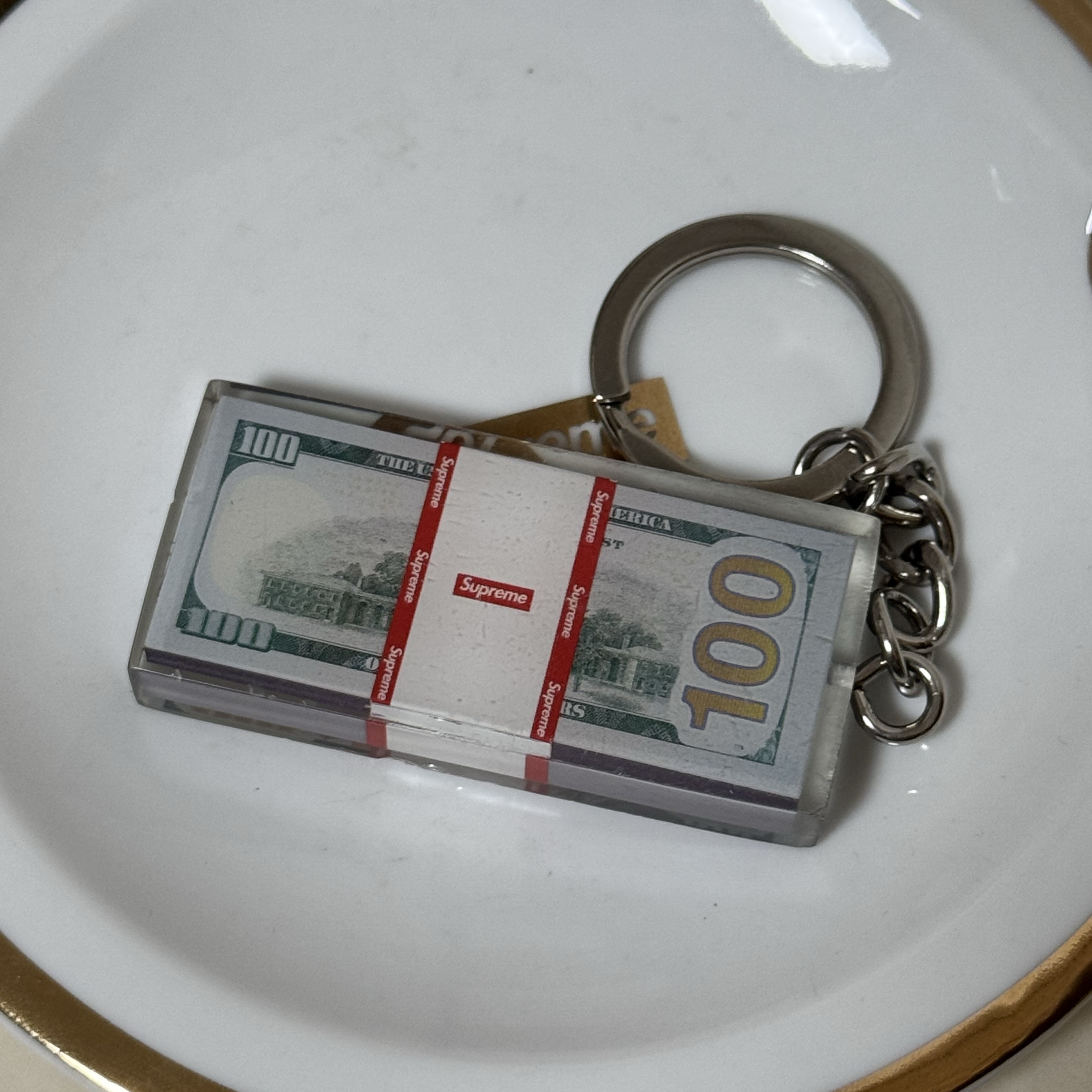 Supreme Cash Paperweight Keychain Multicolor - 24FW 착용 스타일