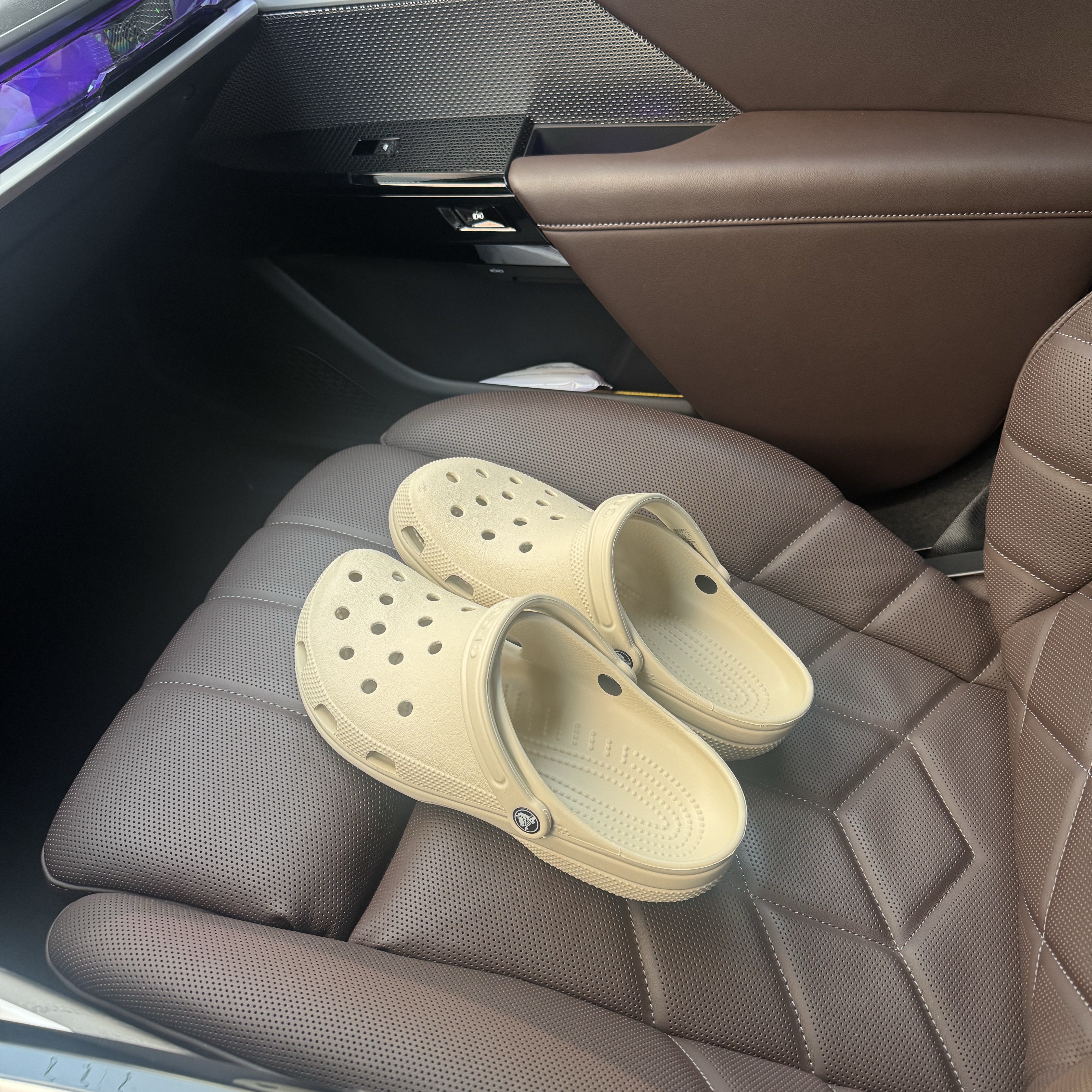Crocs Classic Clog Bone 착용 스타일