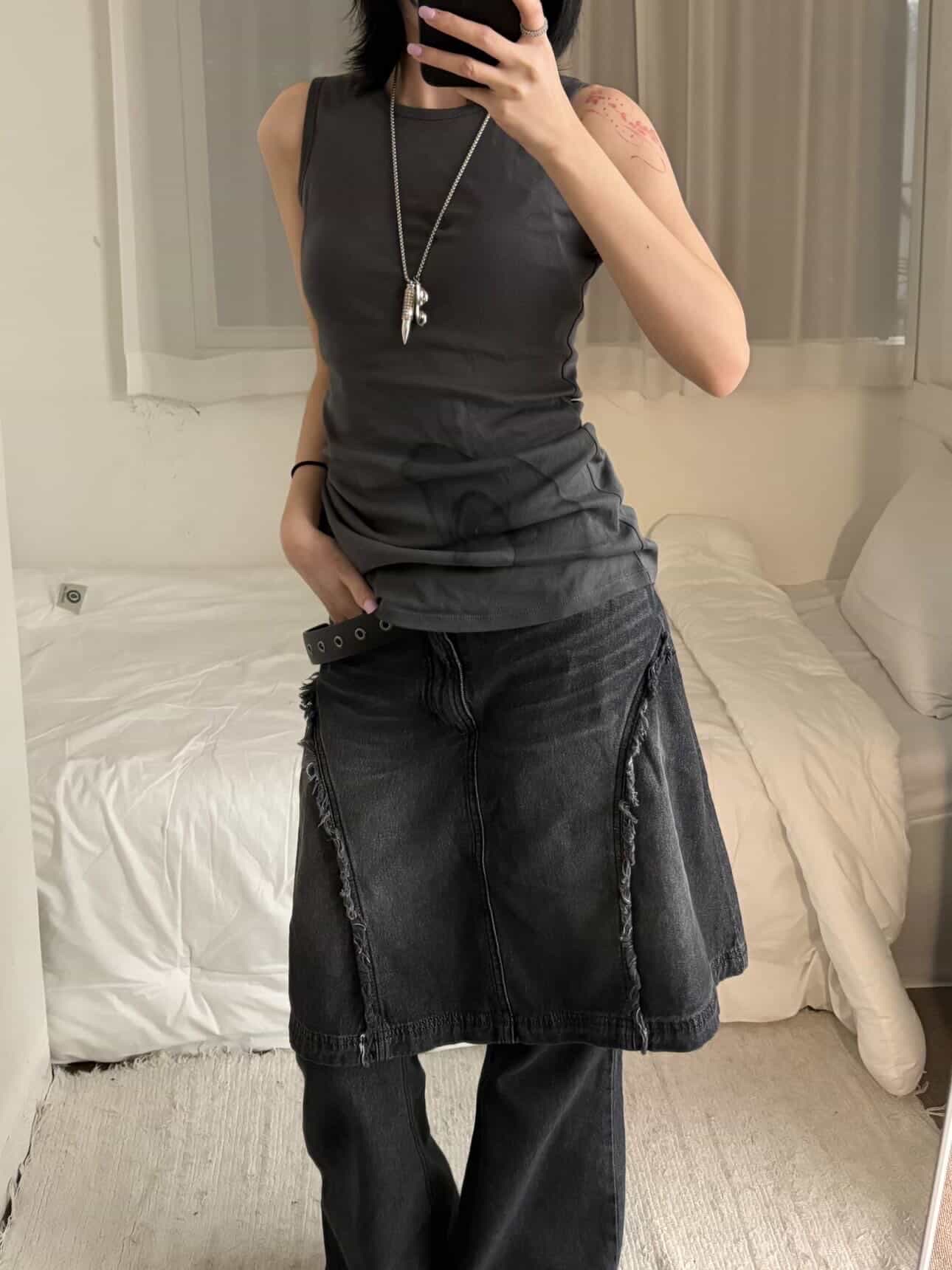 BLR Room of Echoes Graphic Sleeveless Grey 착용 스타일