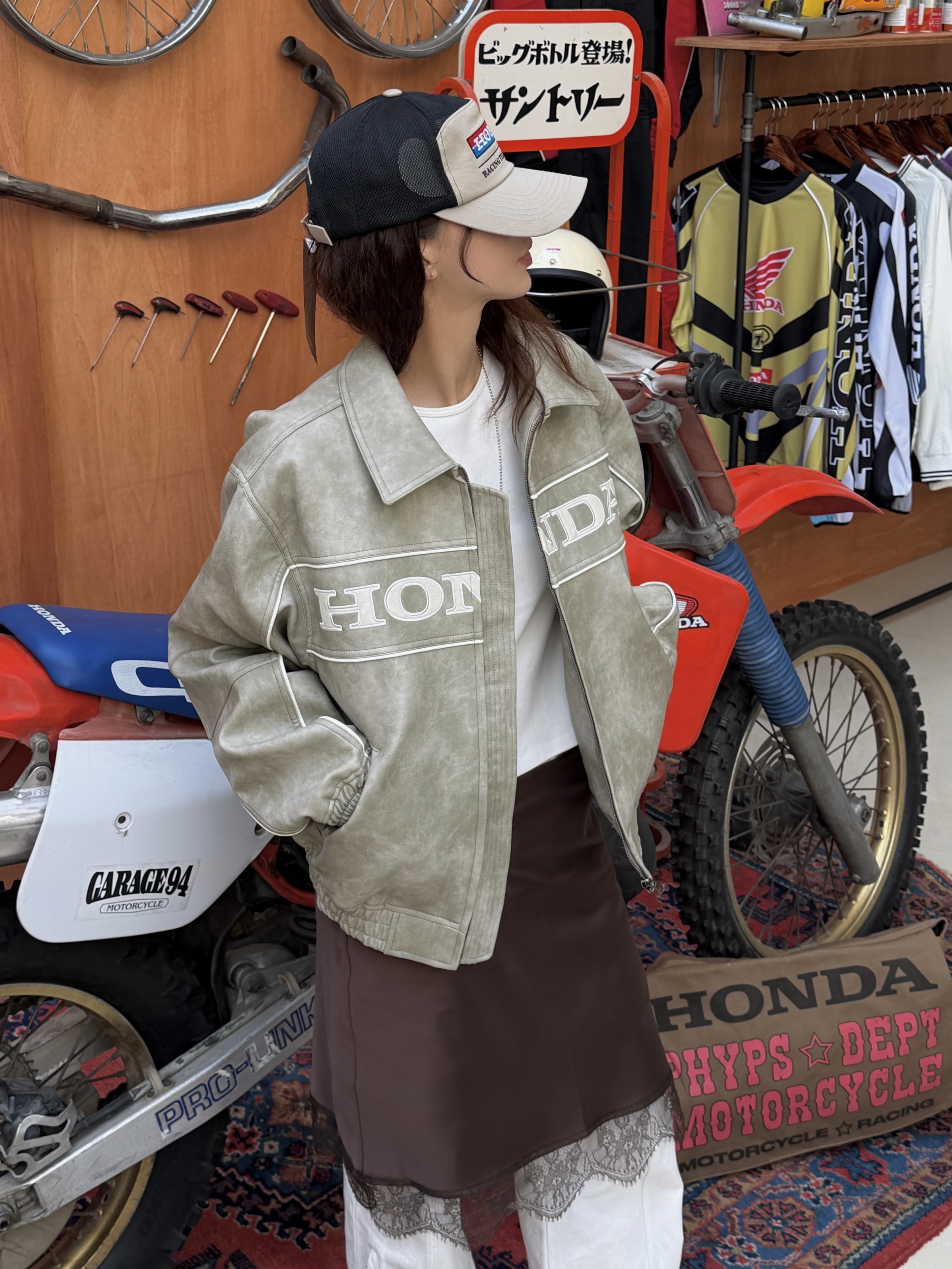 Honda Twill Multi Patch Motorcycle Jacket Ivory, Honda Original Wing Logo Vintage Cap Charcoal 착용 스타일 - 7