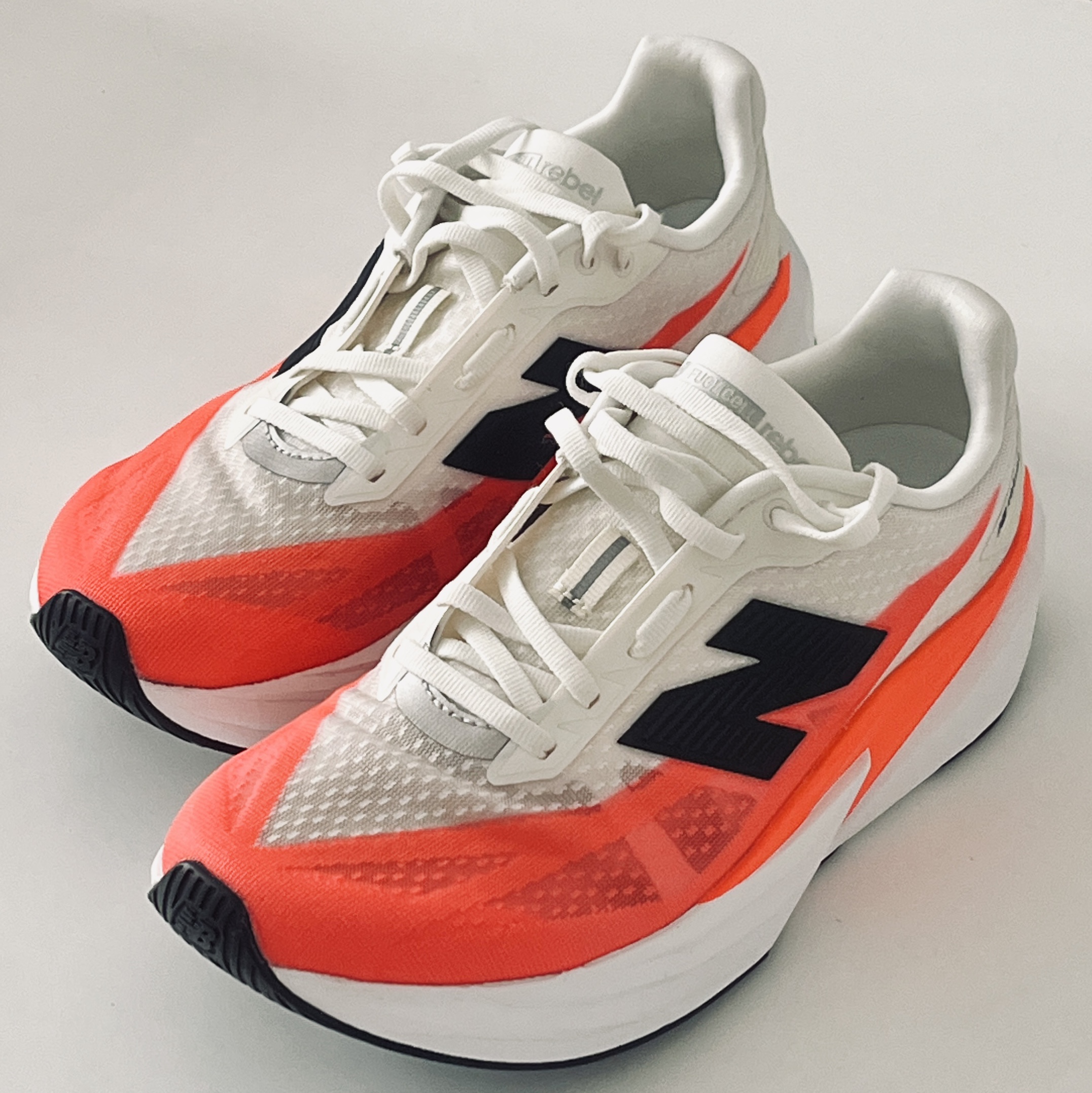 New Balance FuelCell Rebel v5 Urgent Red White Sea Salt - D Standard 착용 스타일