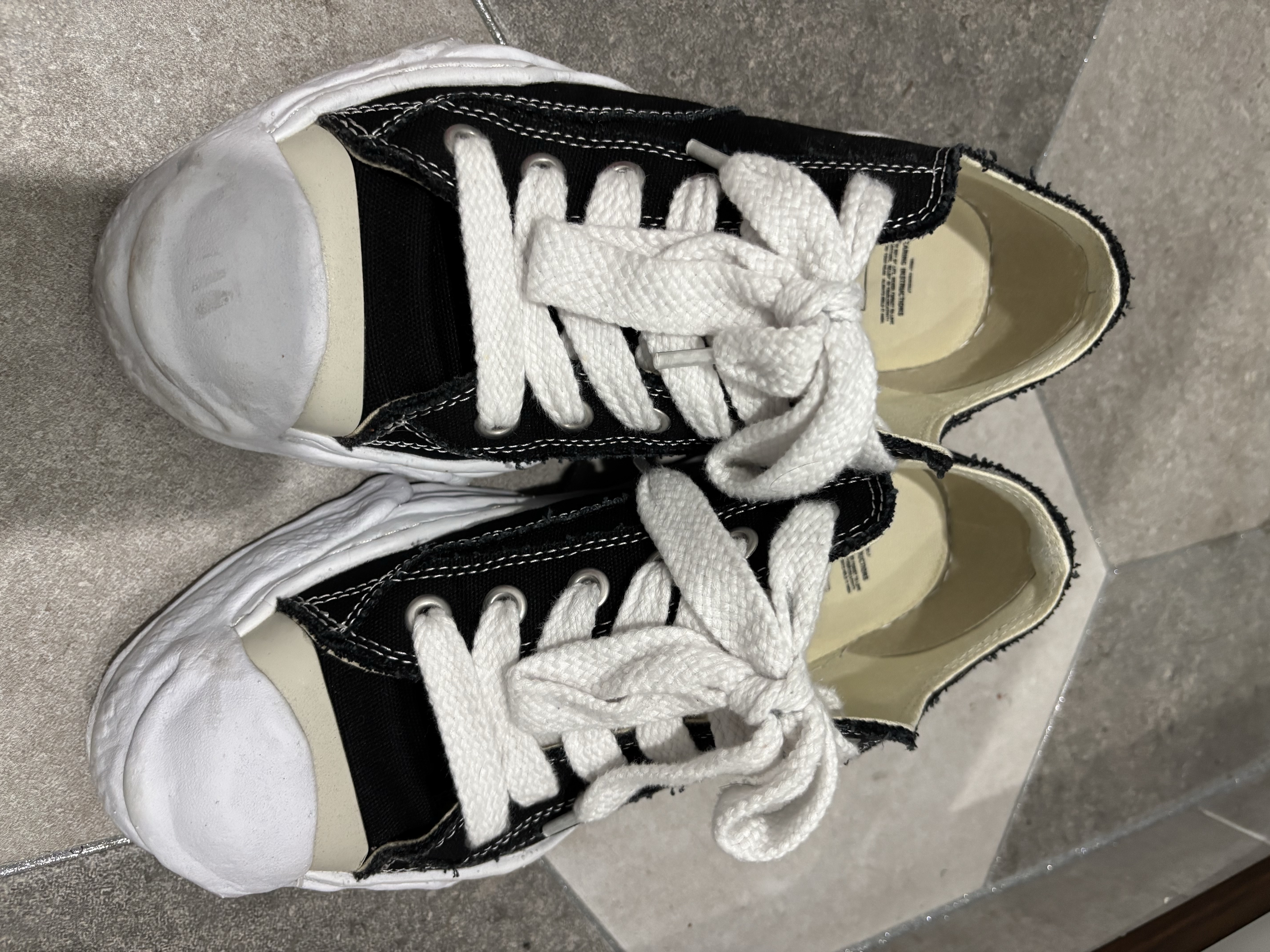 Maison Mihara Yasuhiro Hank OG Sole Canvas Low-top Sneakers Black 착용 스타일