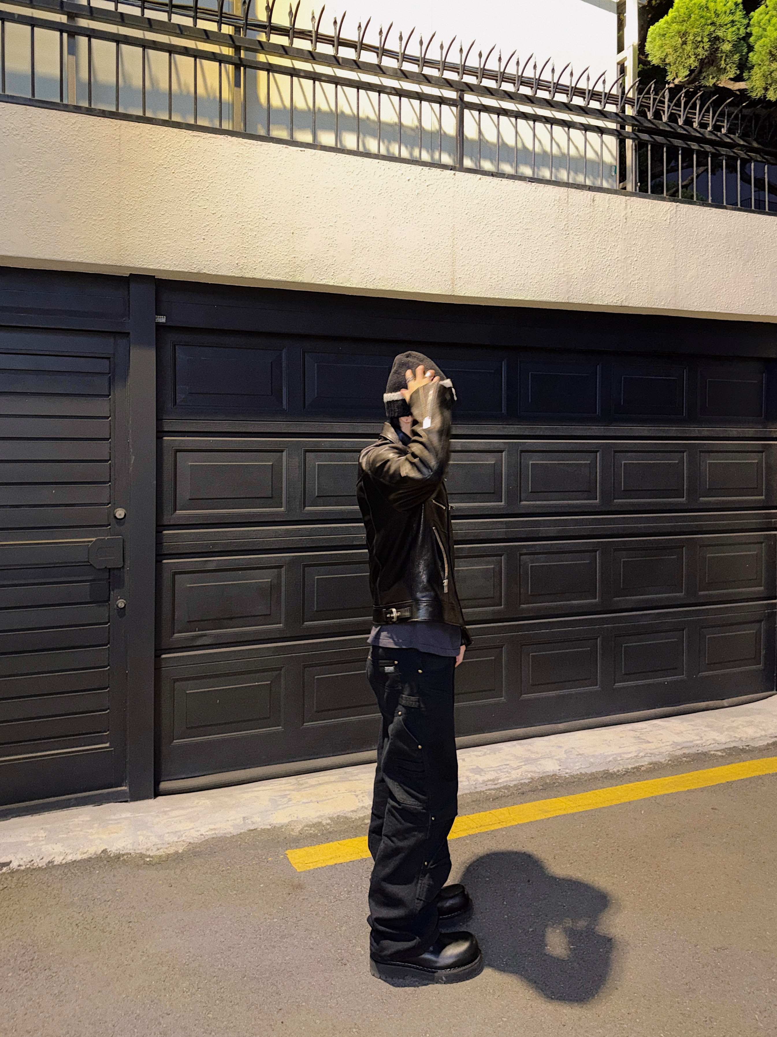 STU Lambskin Zipper Leather Jacket In Black, Vacant Archive Men Fedry Work-Pants Black 착용 스타일 - 3