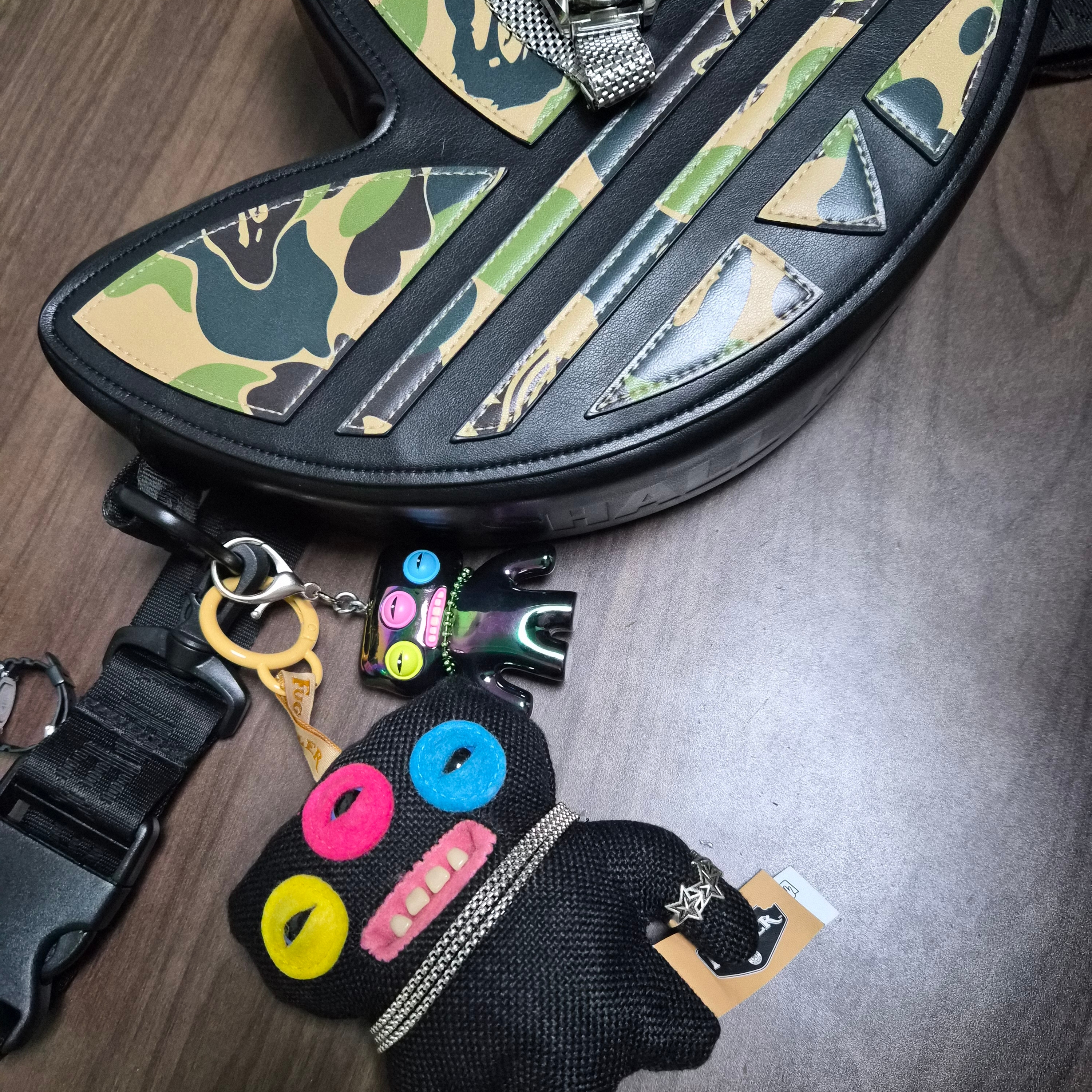 Adidas x BAPE Trefoil Shoulder Bag Black 착용 스타일 - 3
