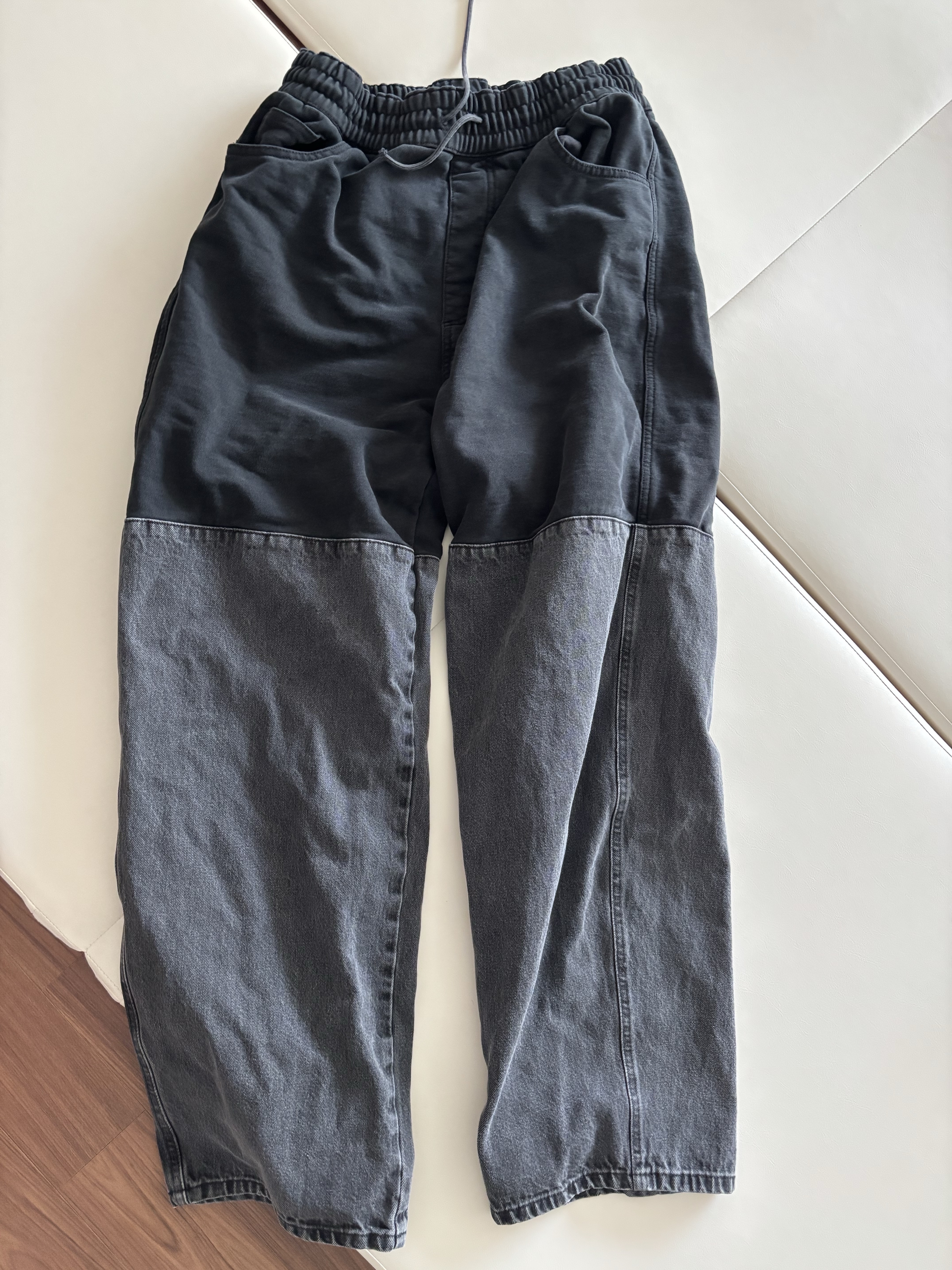 Amomento Drawstring Denim Pants Black 착용 스타일