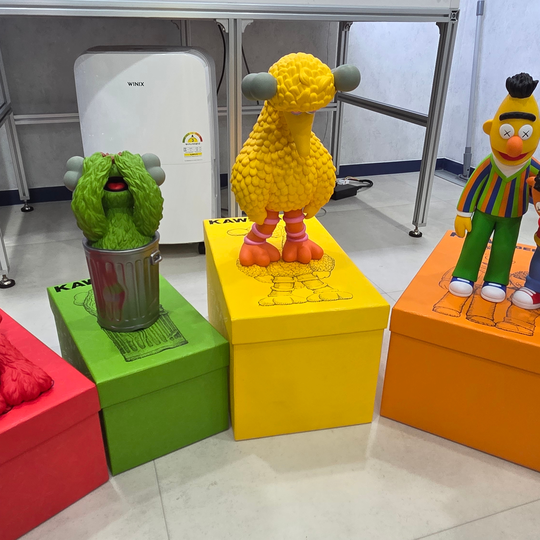 Kaws x Sesame Street Vinyl Figure Full Set (Set of 4) 착용 스타일 - 2
