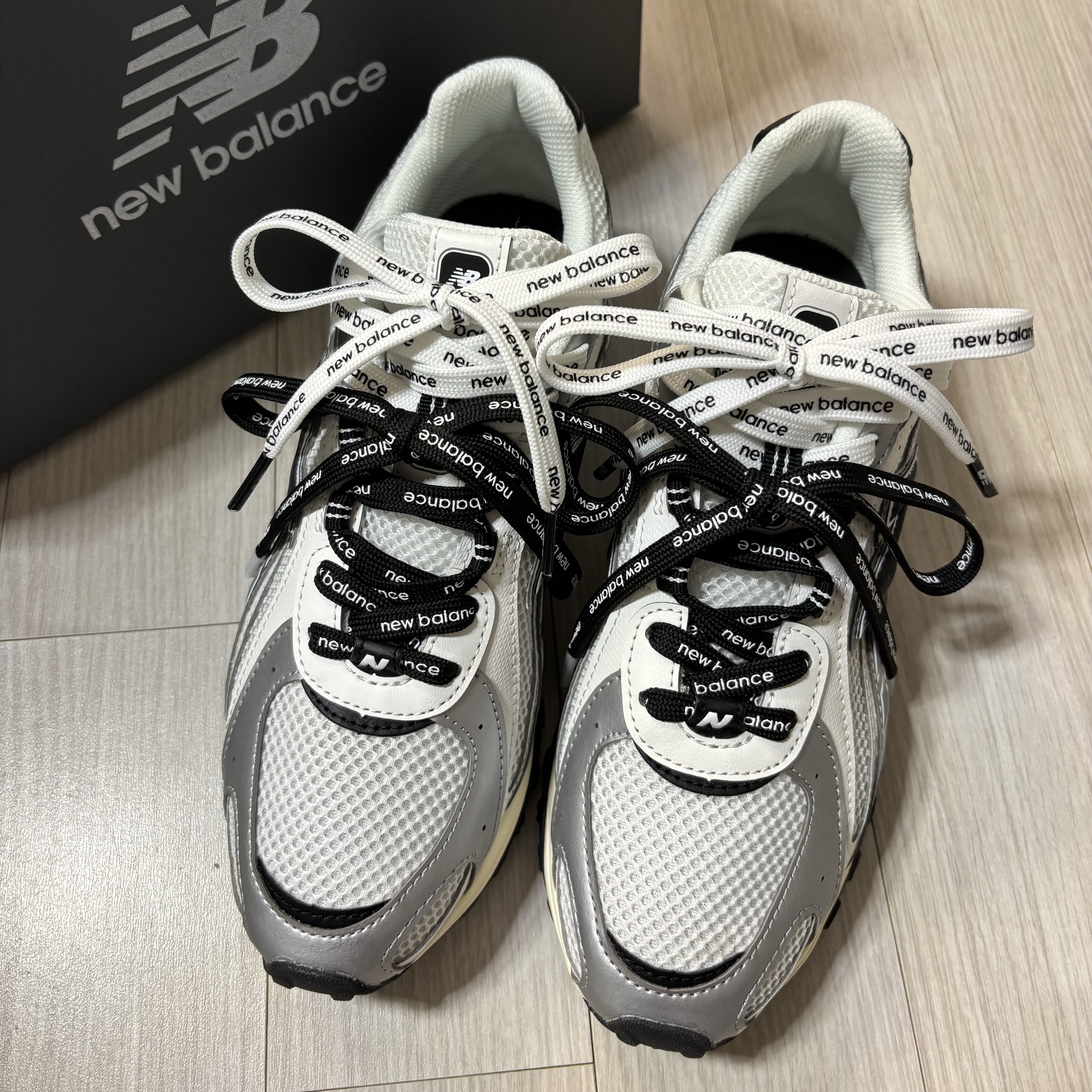 New Balance 204L Silver Metallic Black 착용 스타일 - 3
