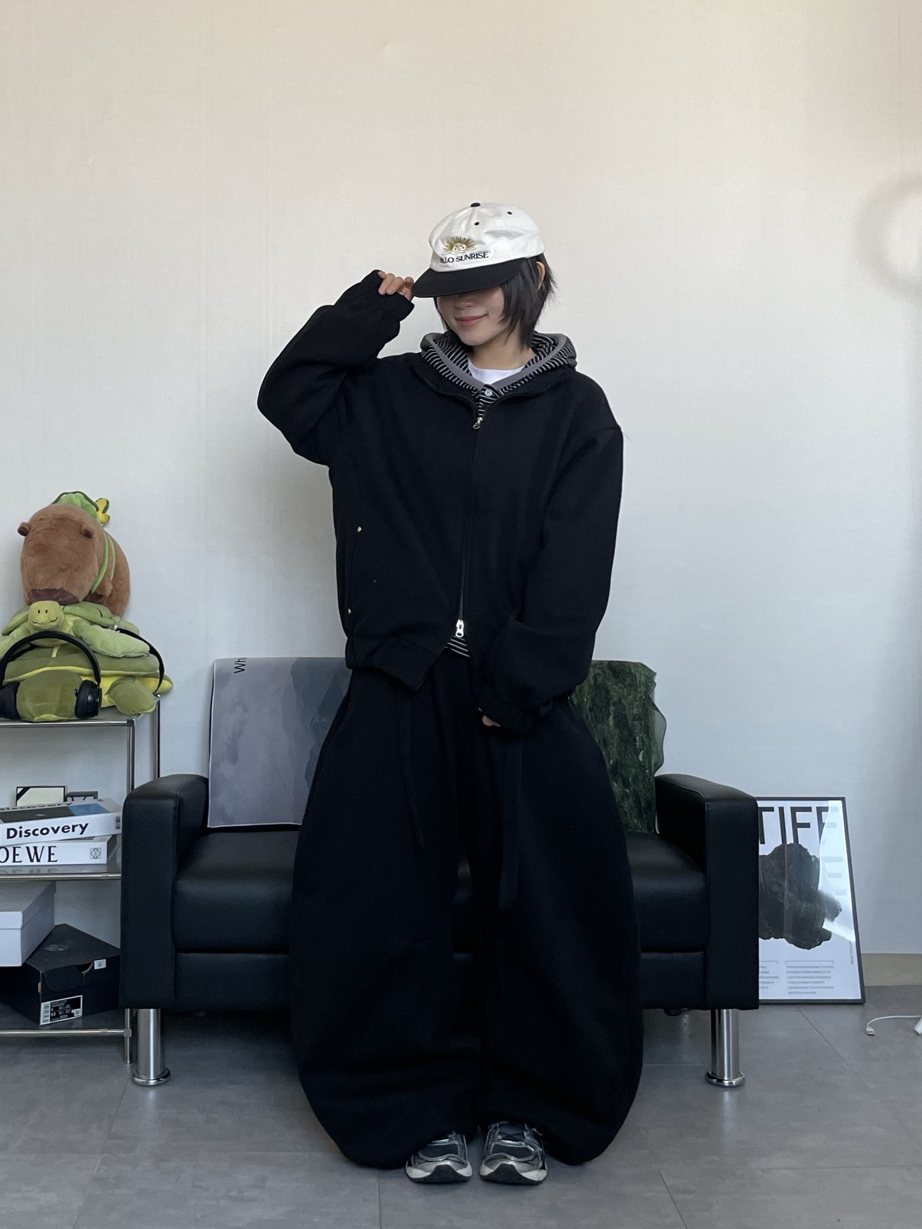 Hello Sunrise  Two Tone Washed OG Logo 6panel Cap Off White & Black, Asics Unlimited Gel-Kayano 14 Carrier Grey Black 착용 스타일 - 3