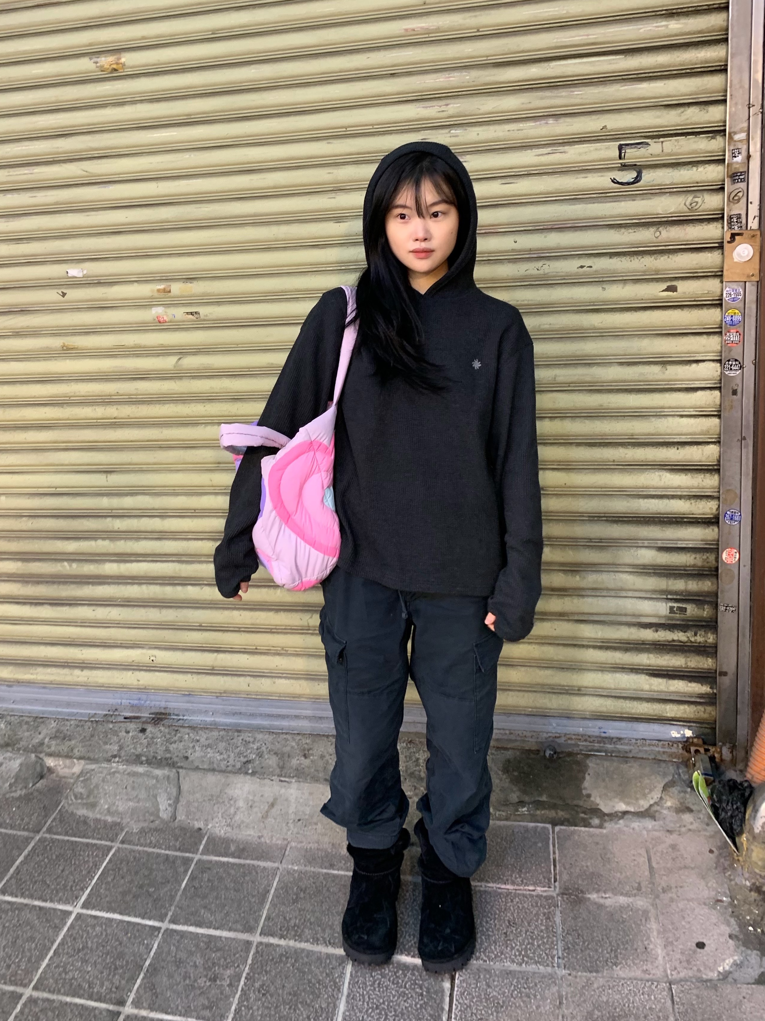 SLOW RECORD HOUSE Waffle Fingerhole Hood Charcoal 착용 스타일 - 1