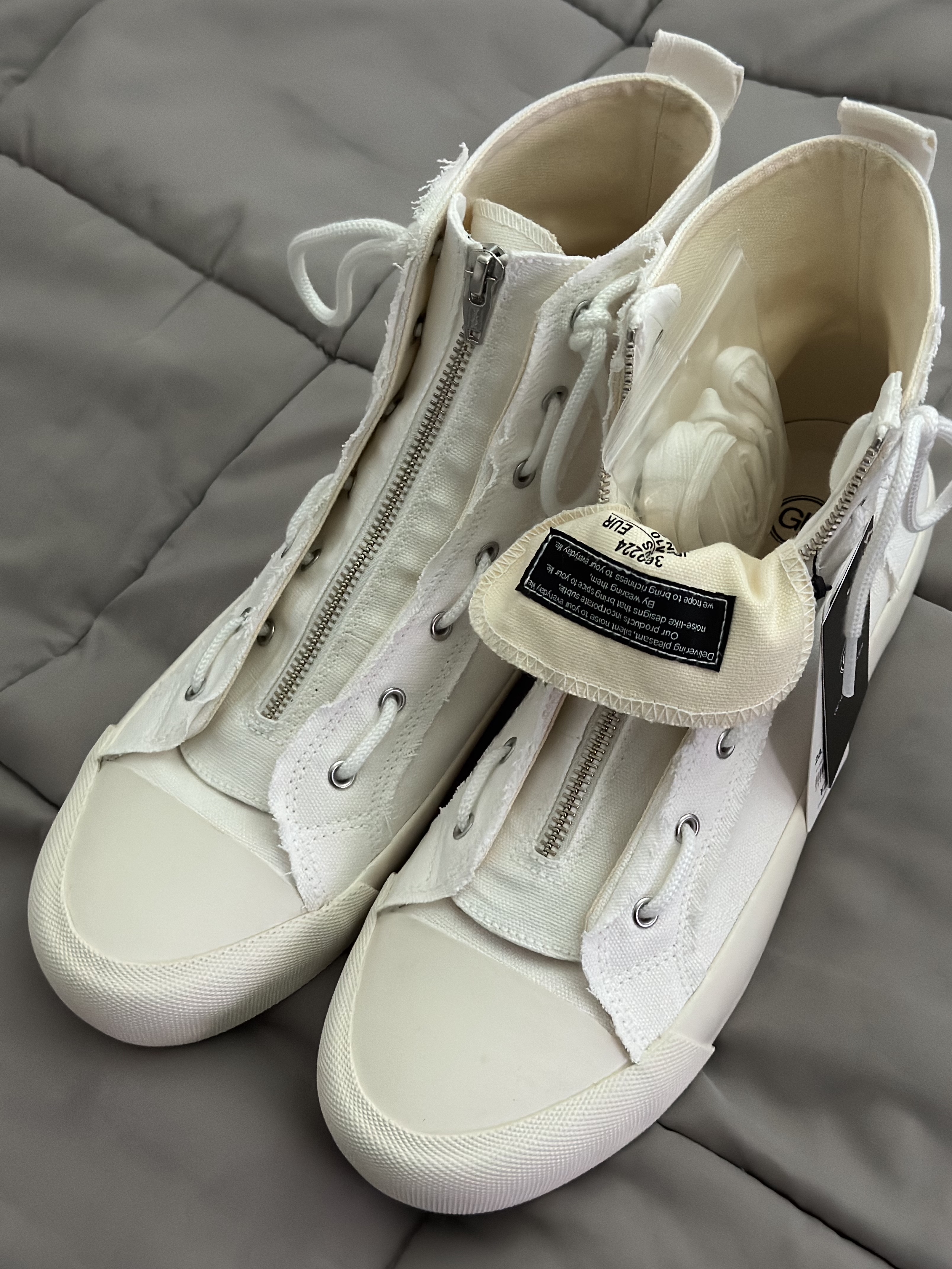 GU x Undercover High-Top Sneakers Off White 착용 스타일 - 2