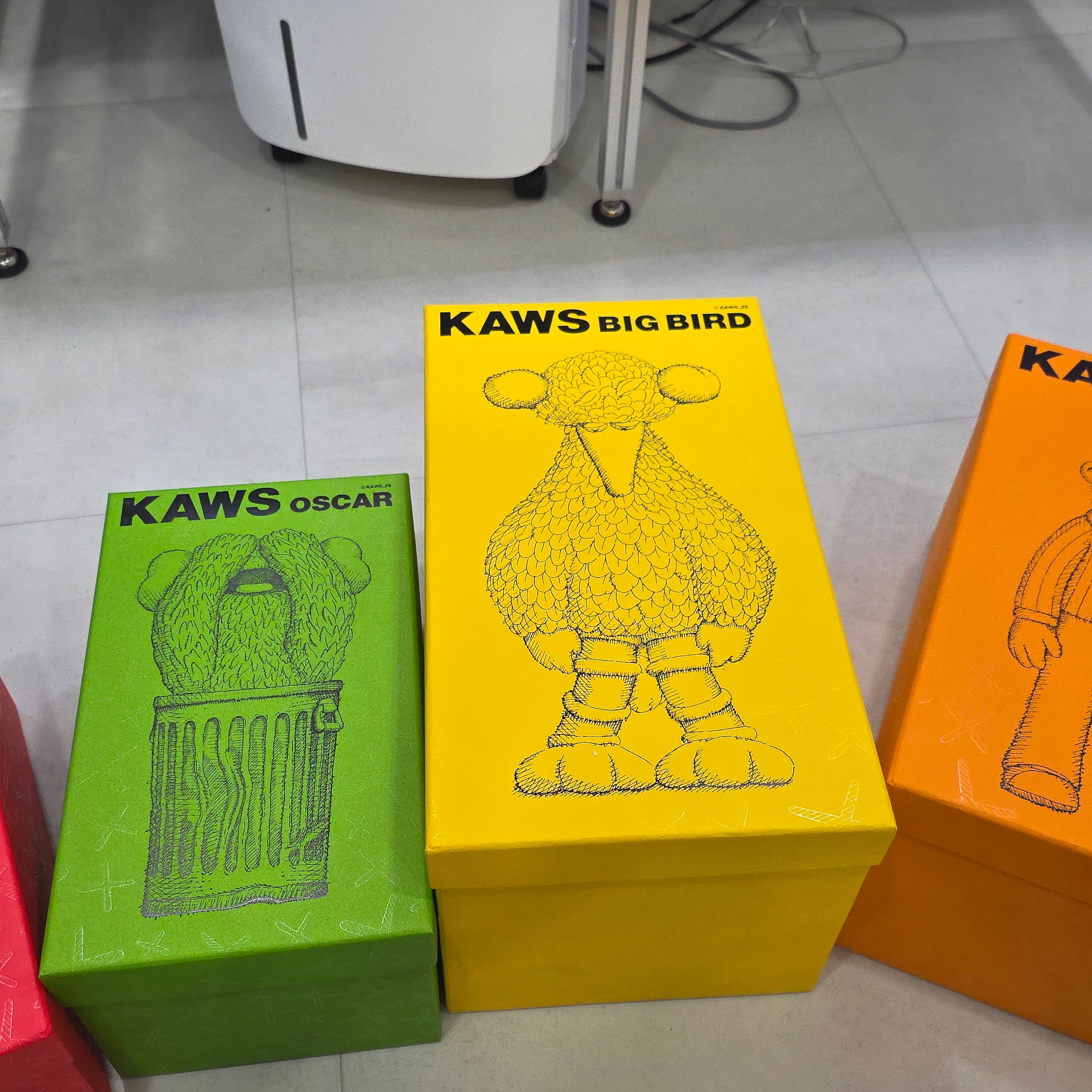 Kaws x Sesame Street Vinyl Figure Full Set (Set of 4) 착용 스타일 - 1