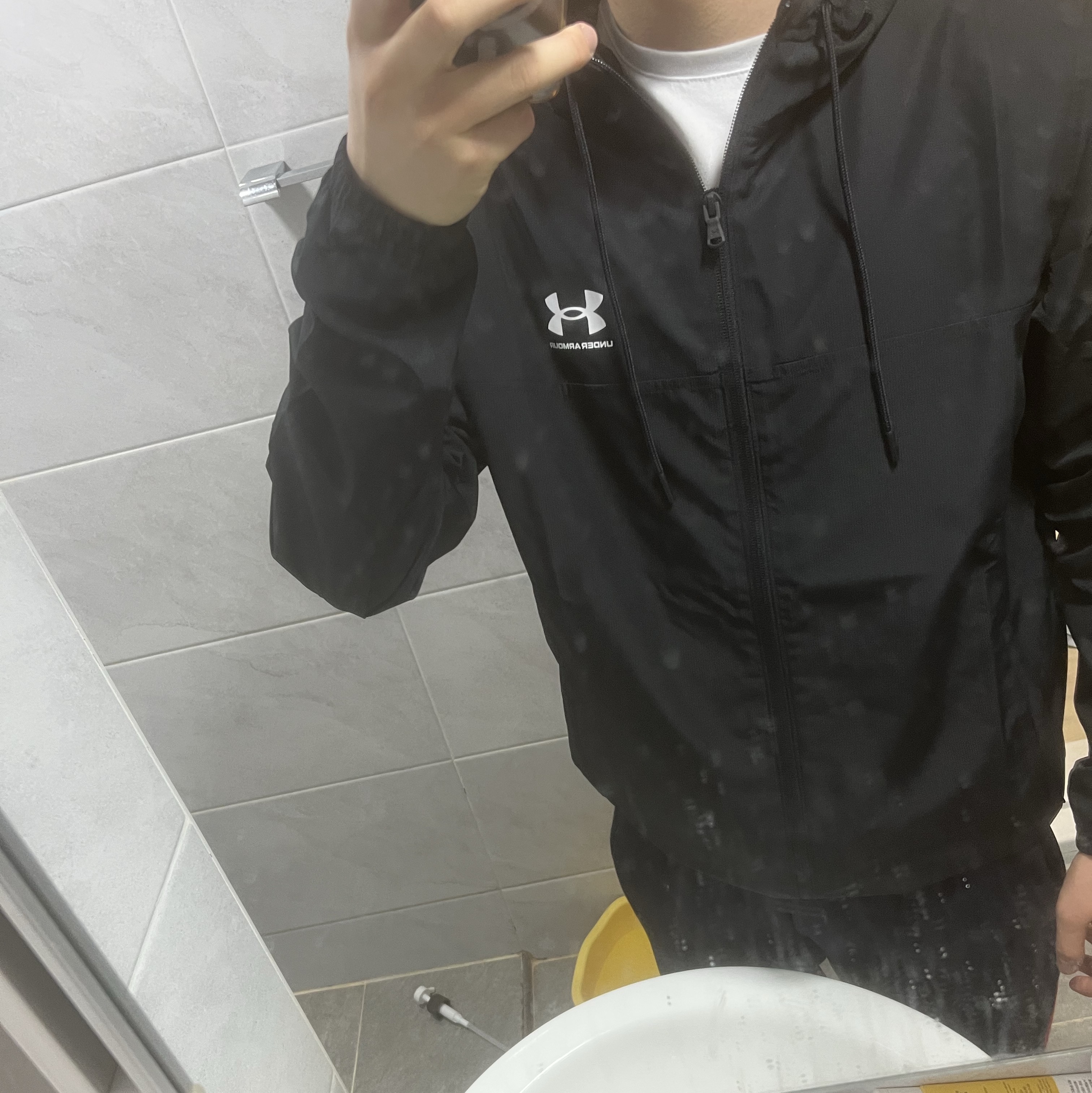 Under Armour Rival Woven Windbreaker Black White 착용 스타일