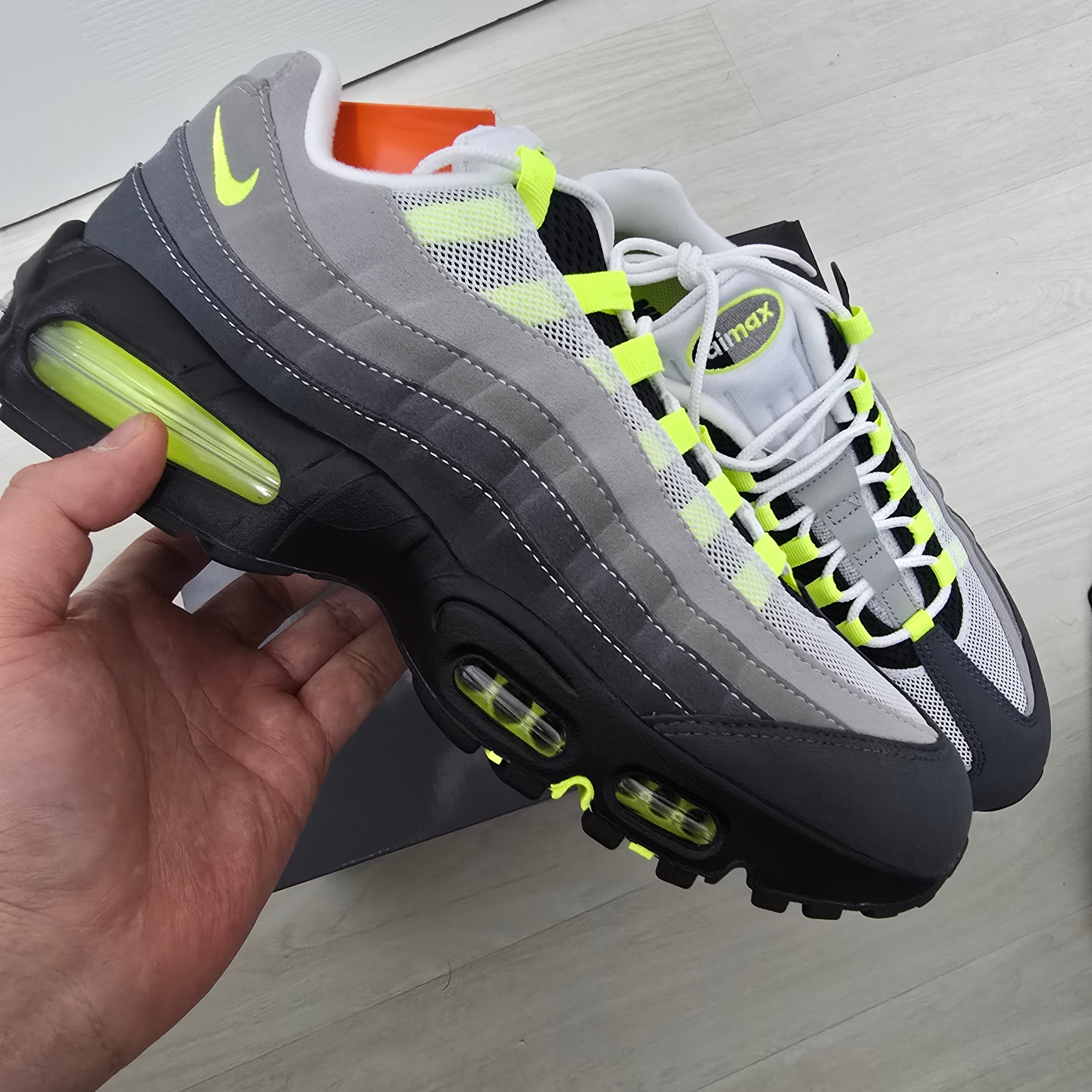 Nike Air VaporMax 95 Neon, Nike Air Max 95 OG Neon 착용 스타일 - 2