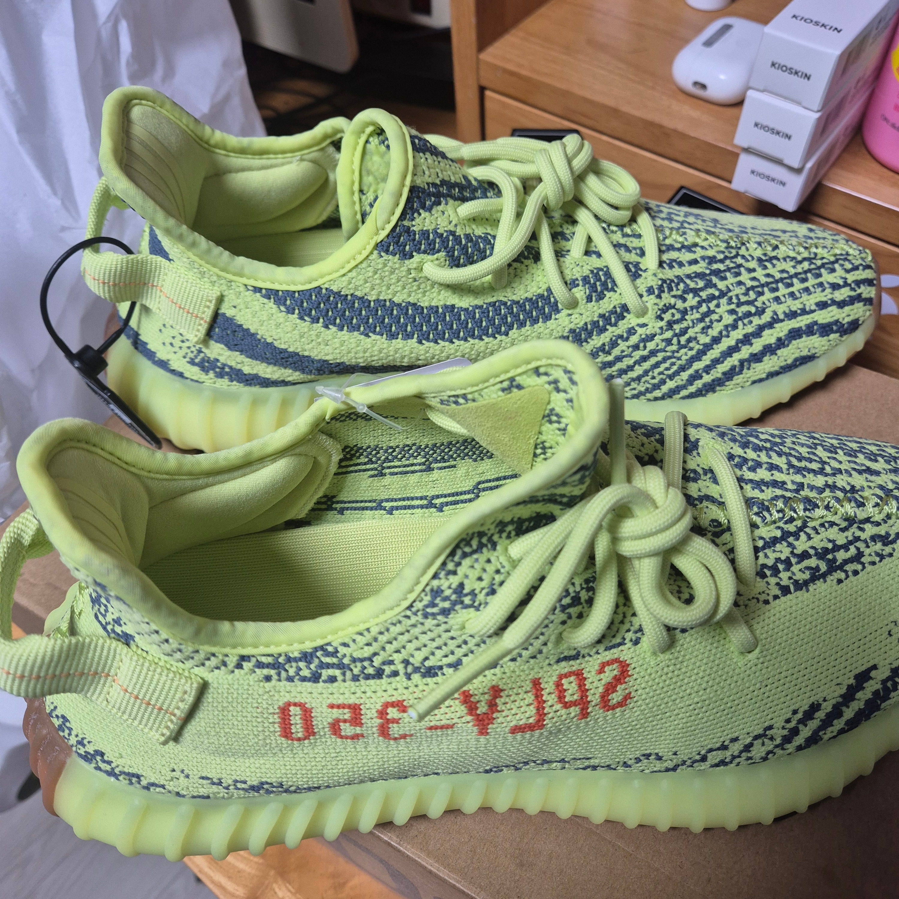 Adidas Yeezy Boost 350 V2 Semi Frozen Yellow 착용 스타일 - 1