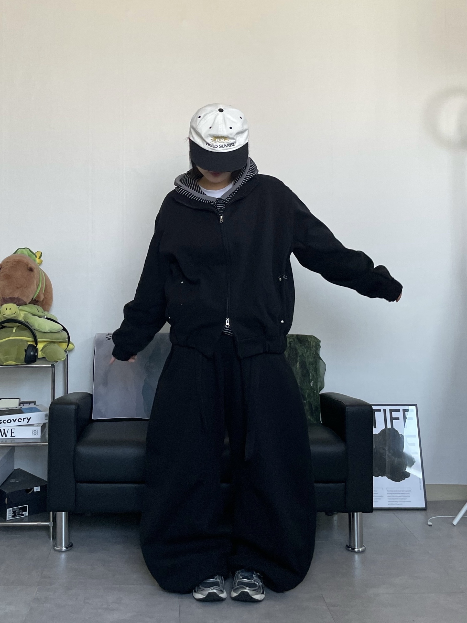 Hello Sunrise  Two Tone Washed OG Logo 6panel Cap Off White & Black, Asics Unlimited Gel-Kayano 14 Carrier Grey Black 착용 스타일 - 2