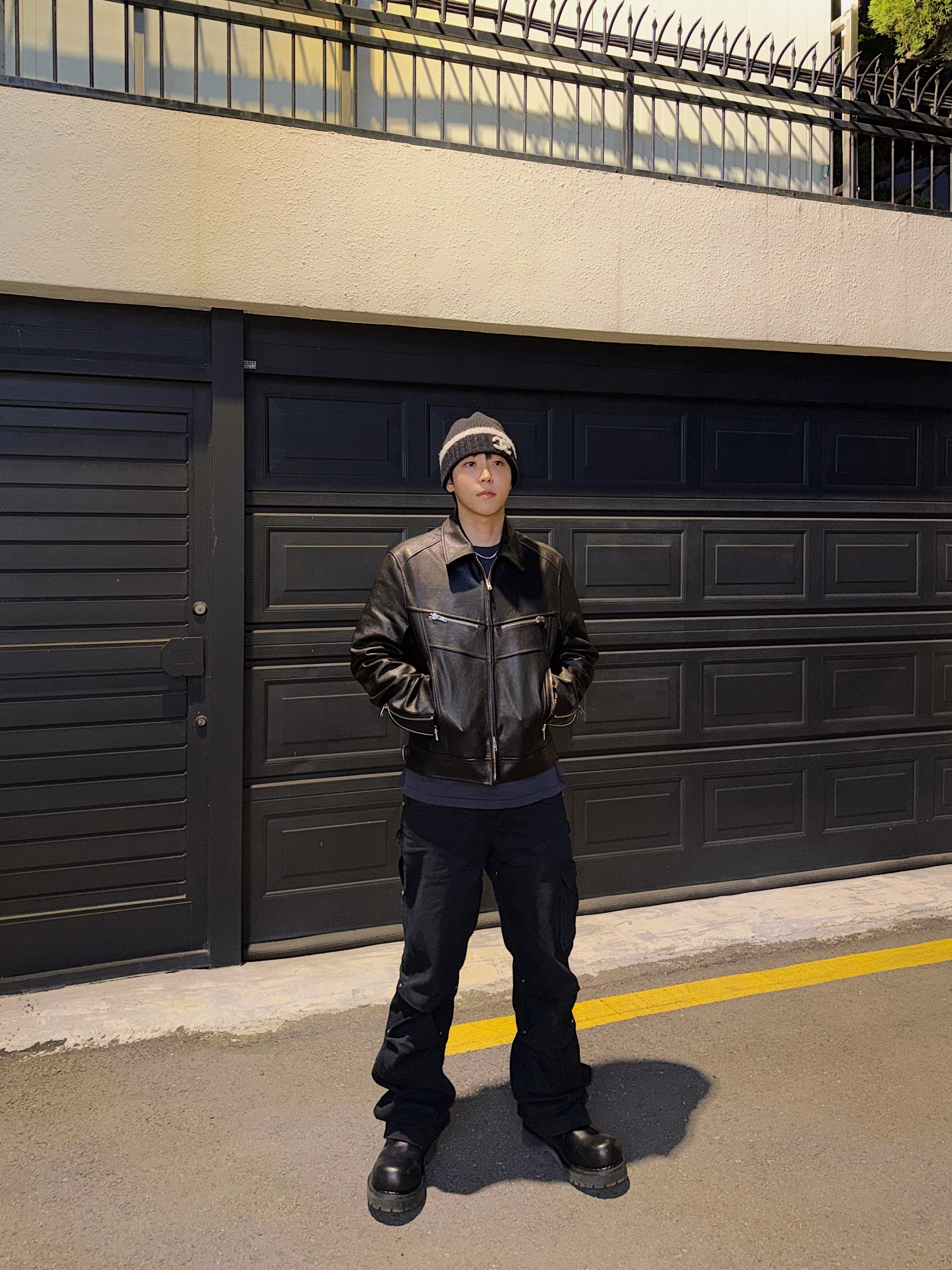 STU Lambskin Zipper Leather Jacket In Black, Vacant Archive Men Fedry Work-Pants Black 착용 스타일 - 2