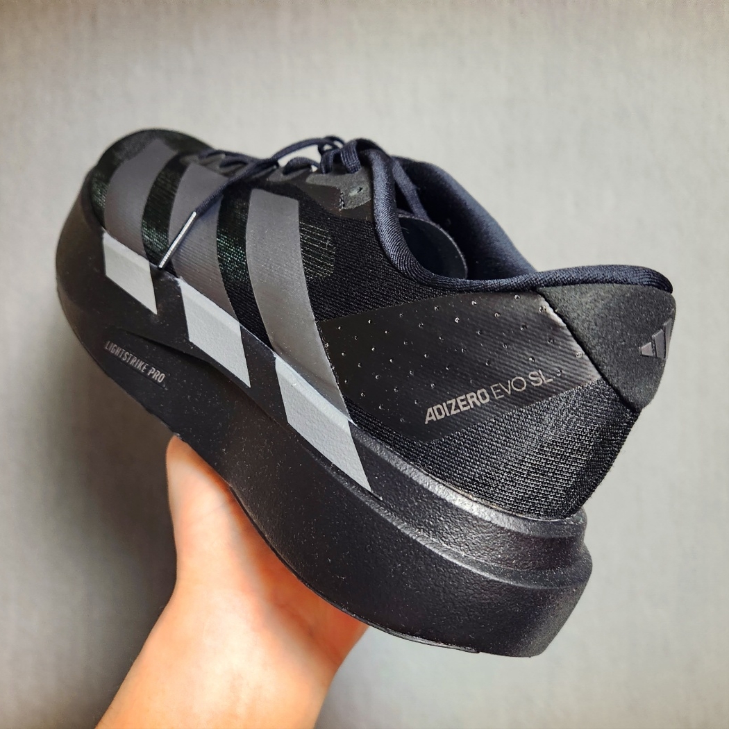 Adidas Adizero EVO SL Core Black Iron Metallic 착용 스타일 - 2