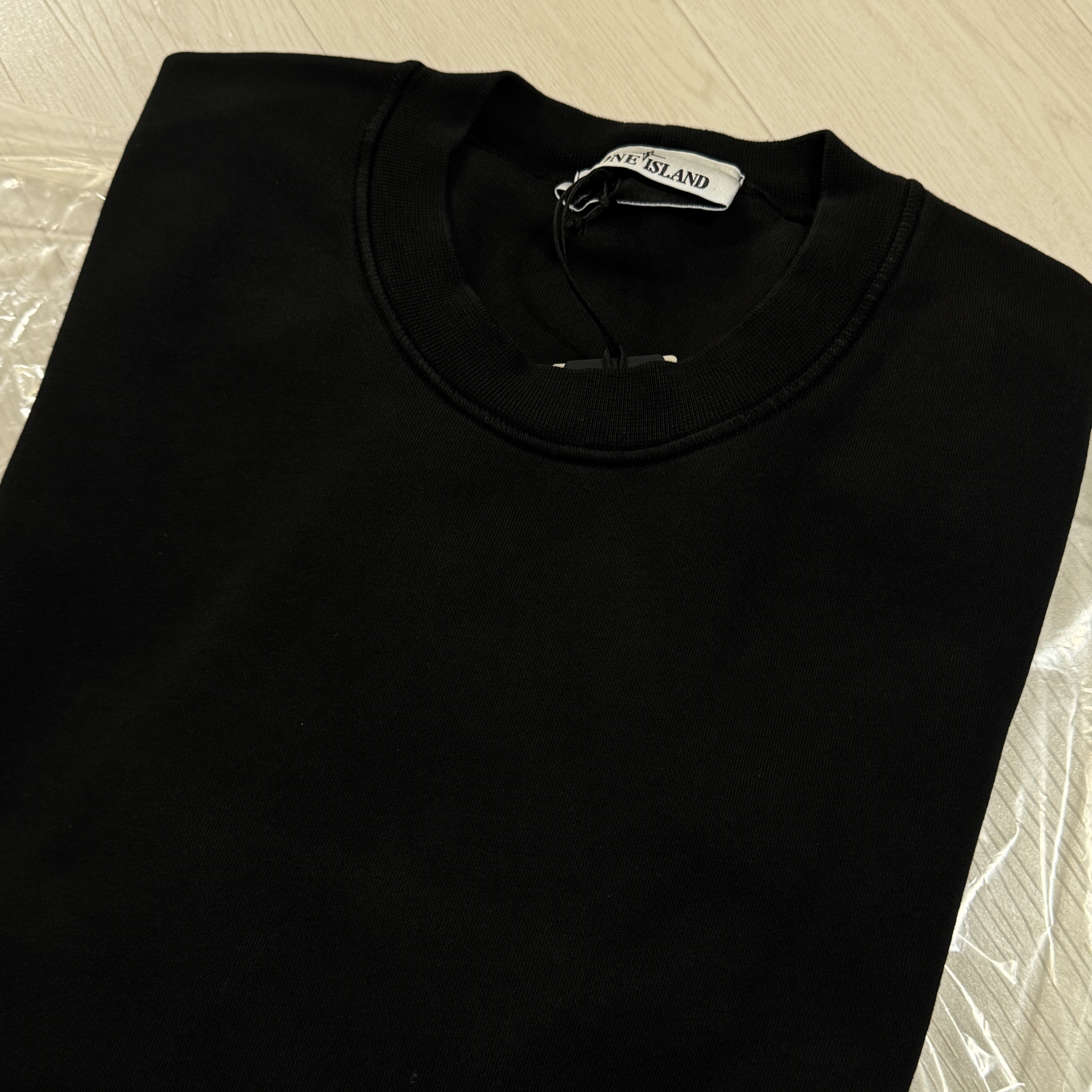 Stone Island 6100060 Organic Cotton Fleece Regular Fit Crewneck Sweatshirt Black - 26SS, Stone Island 6100060 Organic Cotton Fleece Regular Fit Crewneck Sweatshirt with Elasticated Cuffs  - 25FW 착용 스타일