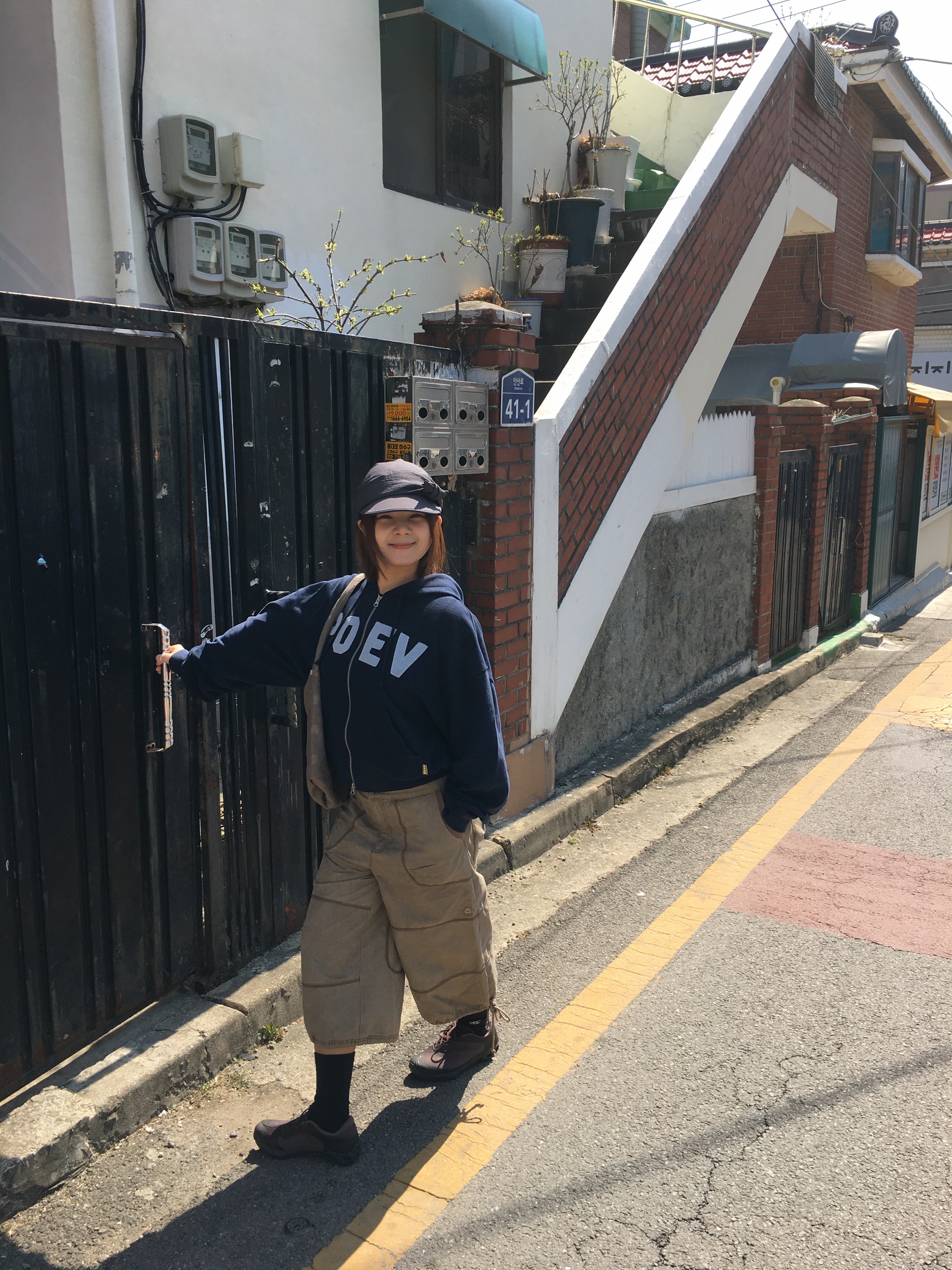 (W) On Running x Post Archive Faction (Paf) Cloudventure Peak Cacao Espresso, COYSEIO Ribbon Tie Cap Charcoal 착용 스타일 - 1