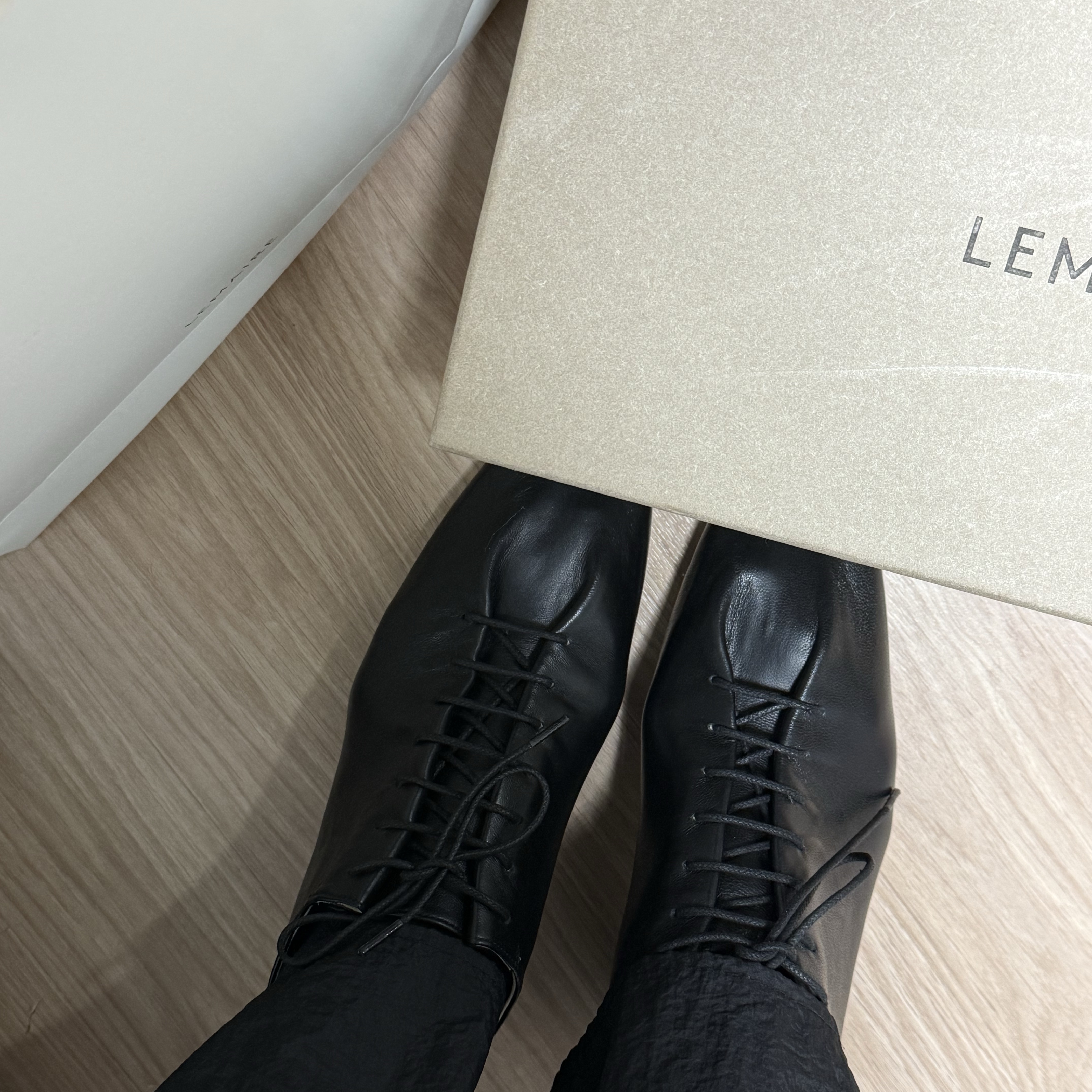 (W) Lemaire Shiny Nappa Leather Souris Classic Derbies With Cuban Heels Black 착용 스타일