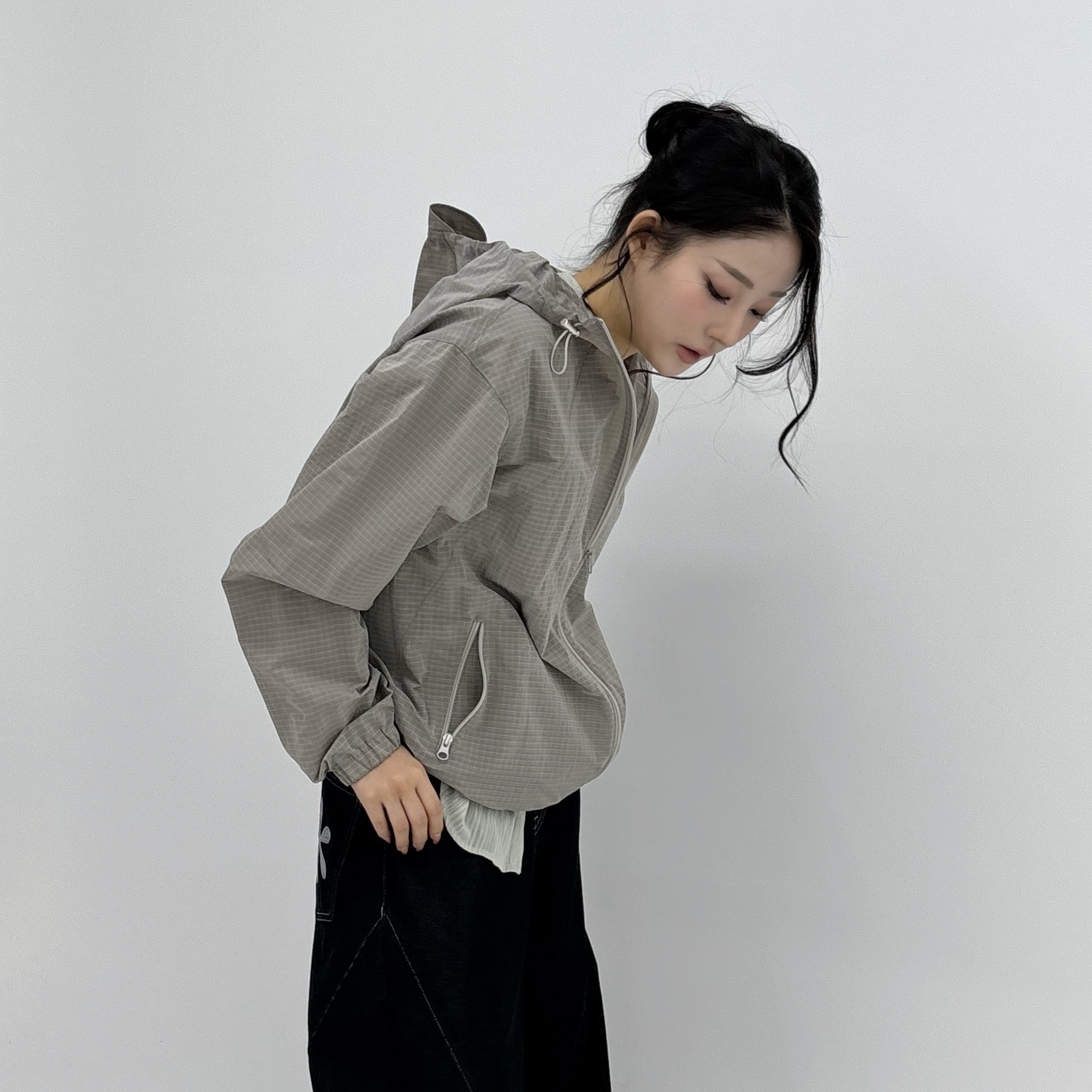 Riomeu Unbal Curved Line Windbreaker Jacket Gray, Riomeu Curved Balloon Denim Pants Black 착용 스타일 - 5