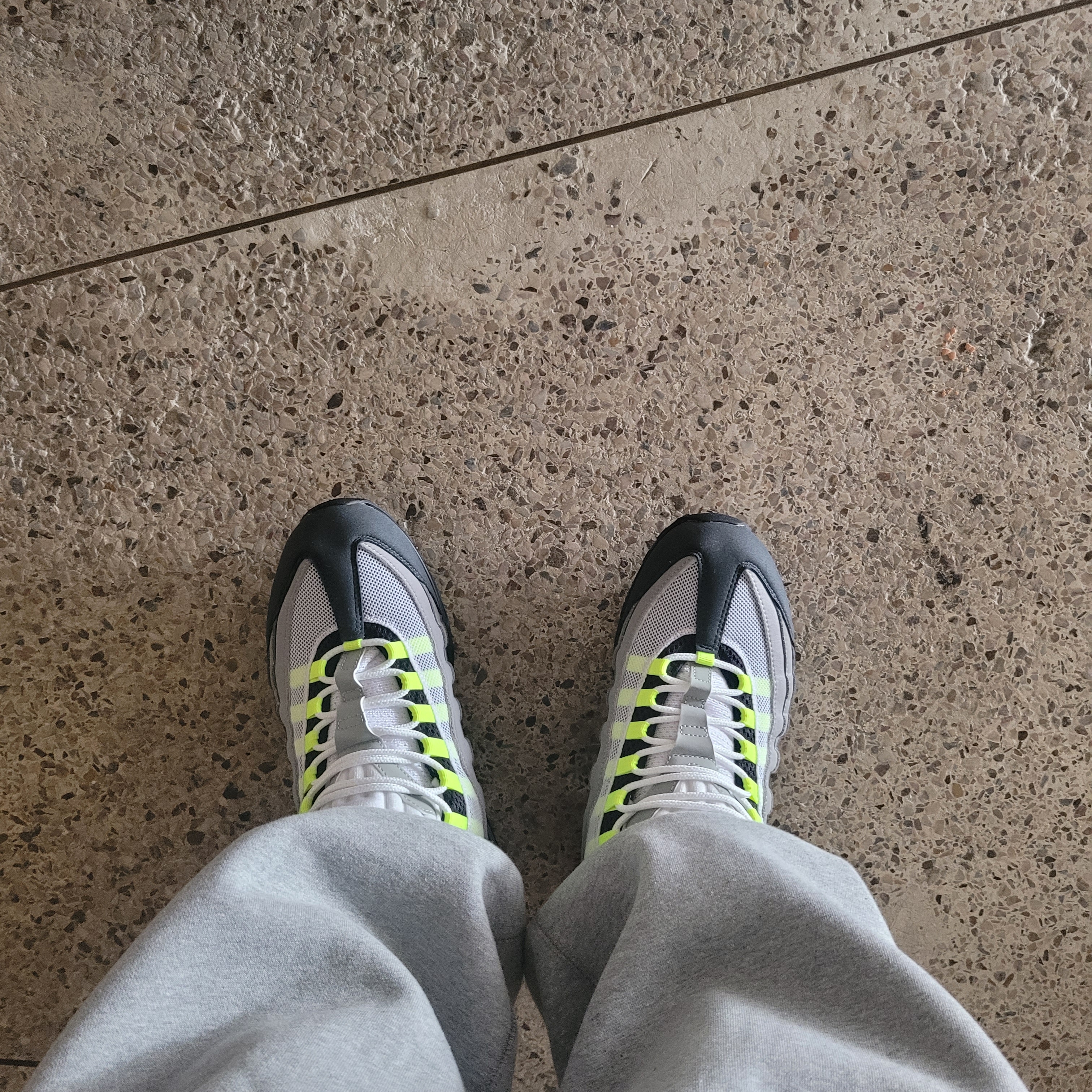 Nike Air Max 95 OG Neon 착용 스타일