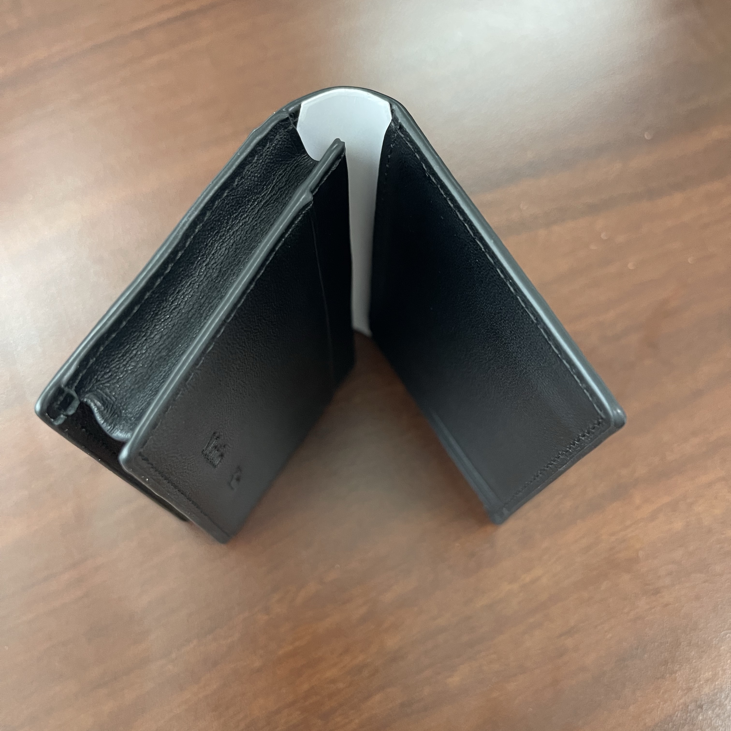 Matin Kim Slim Metal Business Wallet Black 착용 스타일 - 1