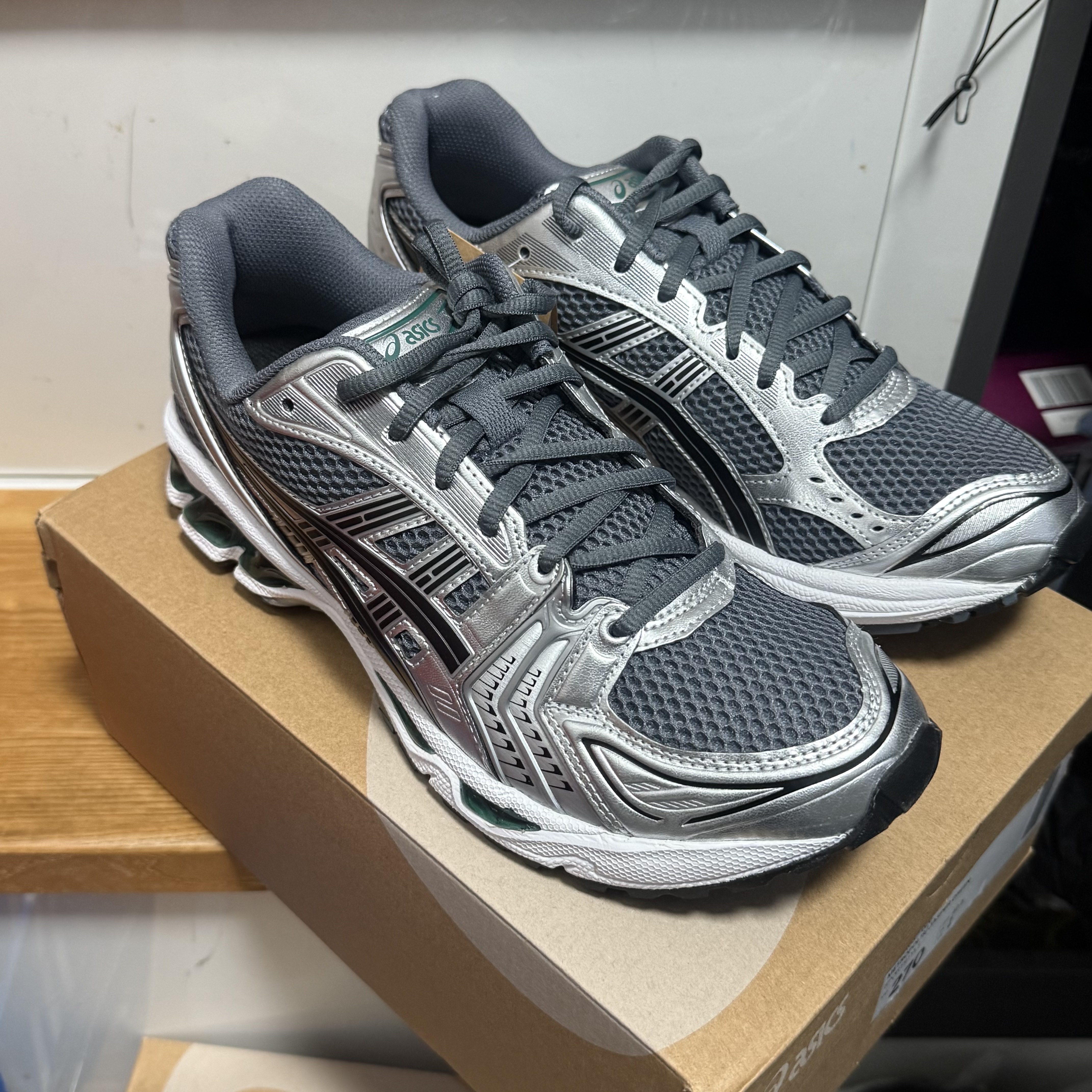 Asics Gel-Kayano 14 Metropolis Jasper Green 착용 스타일