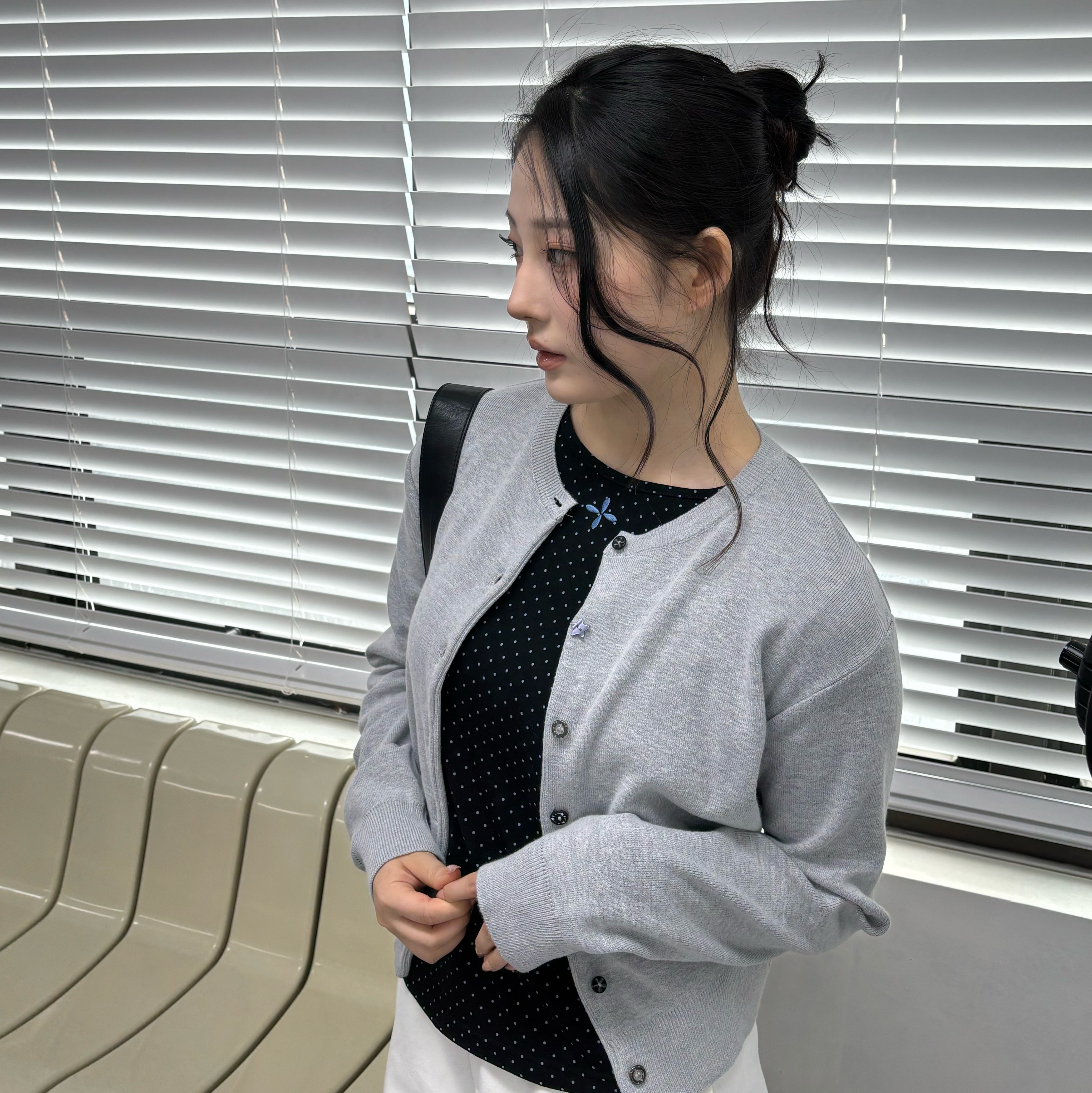 Riomeu Stella Button Knit Cardigan Gray, Riomeu Signature Dot Long Sleeve T-Shirt Black 착용 스타일 - 3