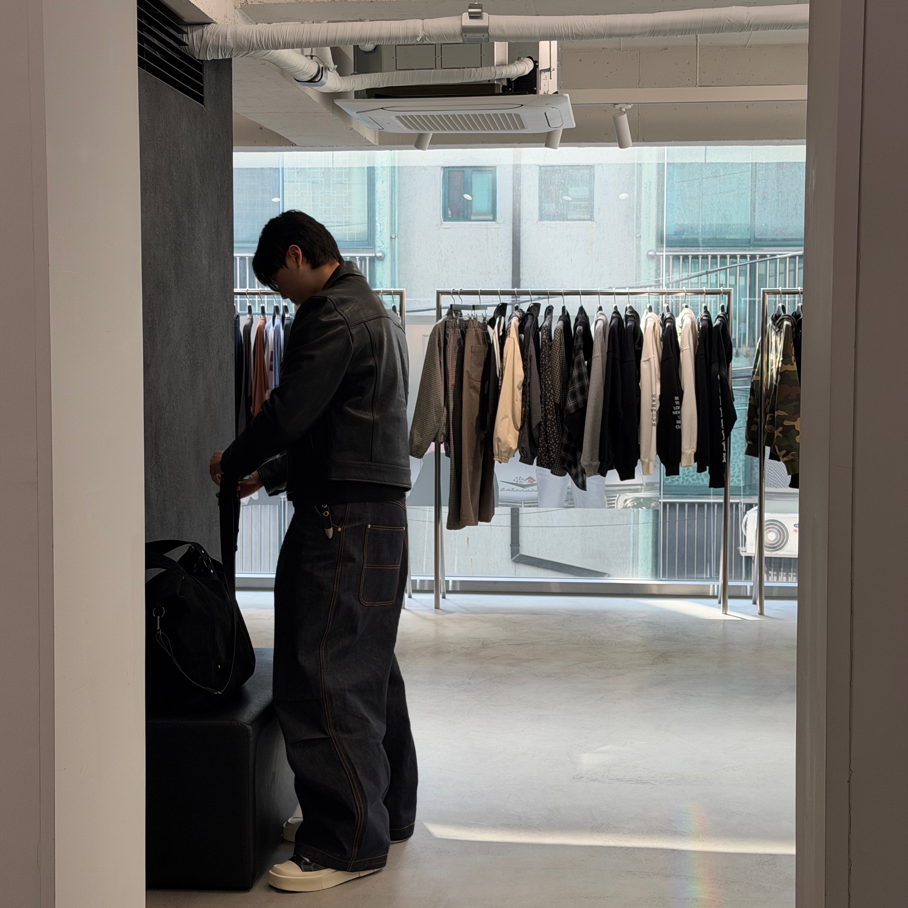 Gentle Monster x Maison Margiela MM212 Black Clear 착용 스타일 - 2