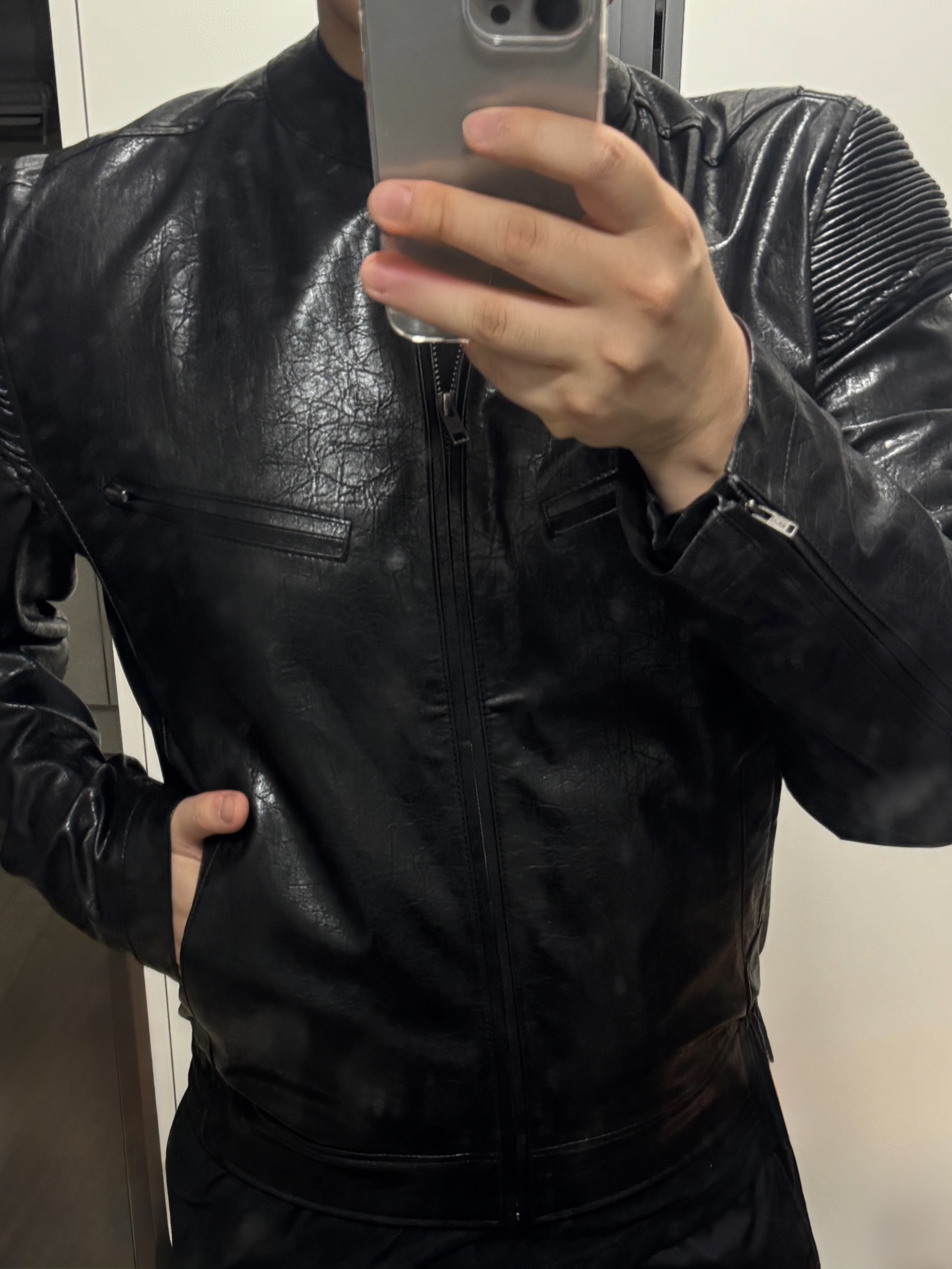 [더블적립]Farfromwhat Far Faux Cracked Texture Leather Jacket 착용 스타일