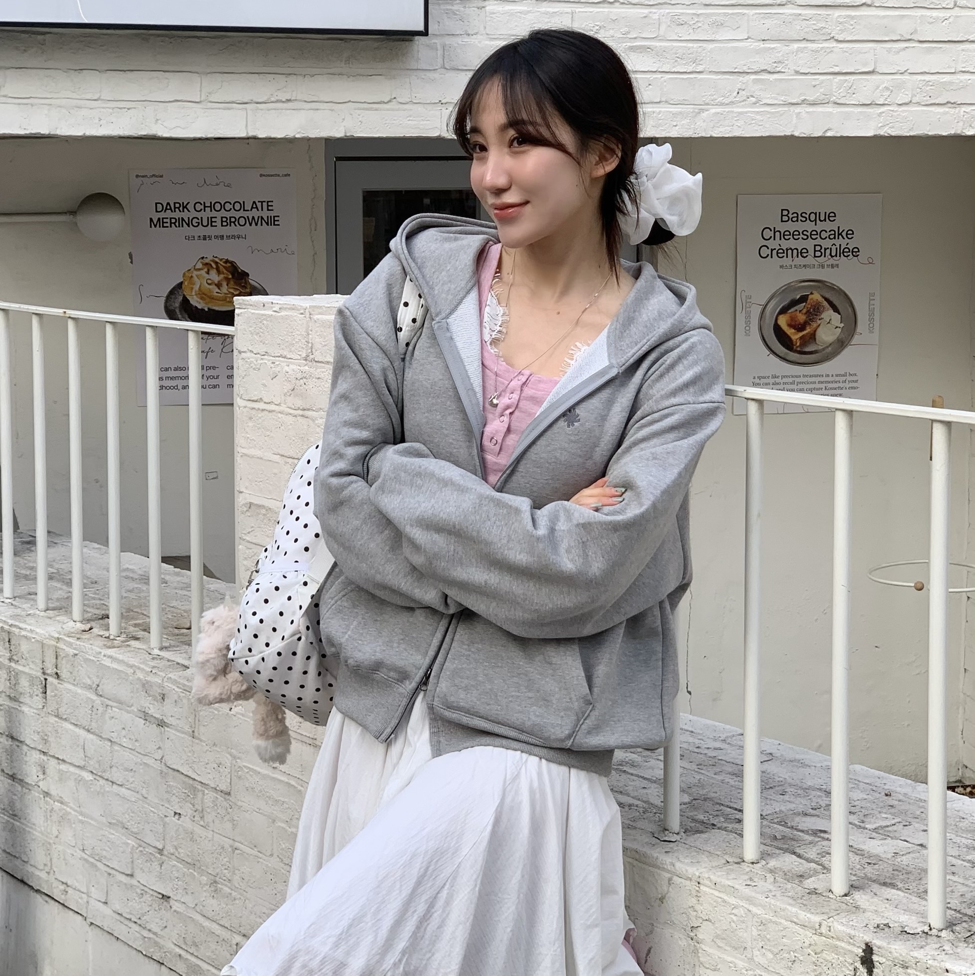 SLOW RECORD HOUSE Crop Hood Zip-Up Grey 착용 스타일 - 1