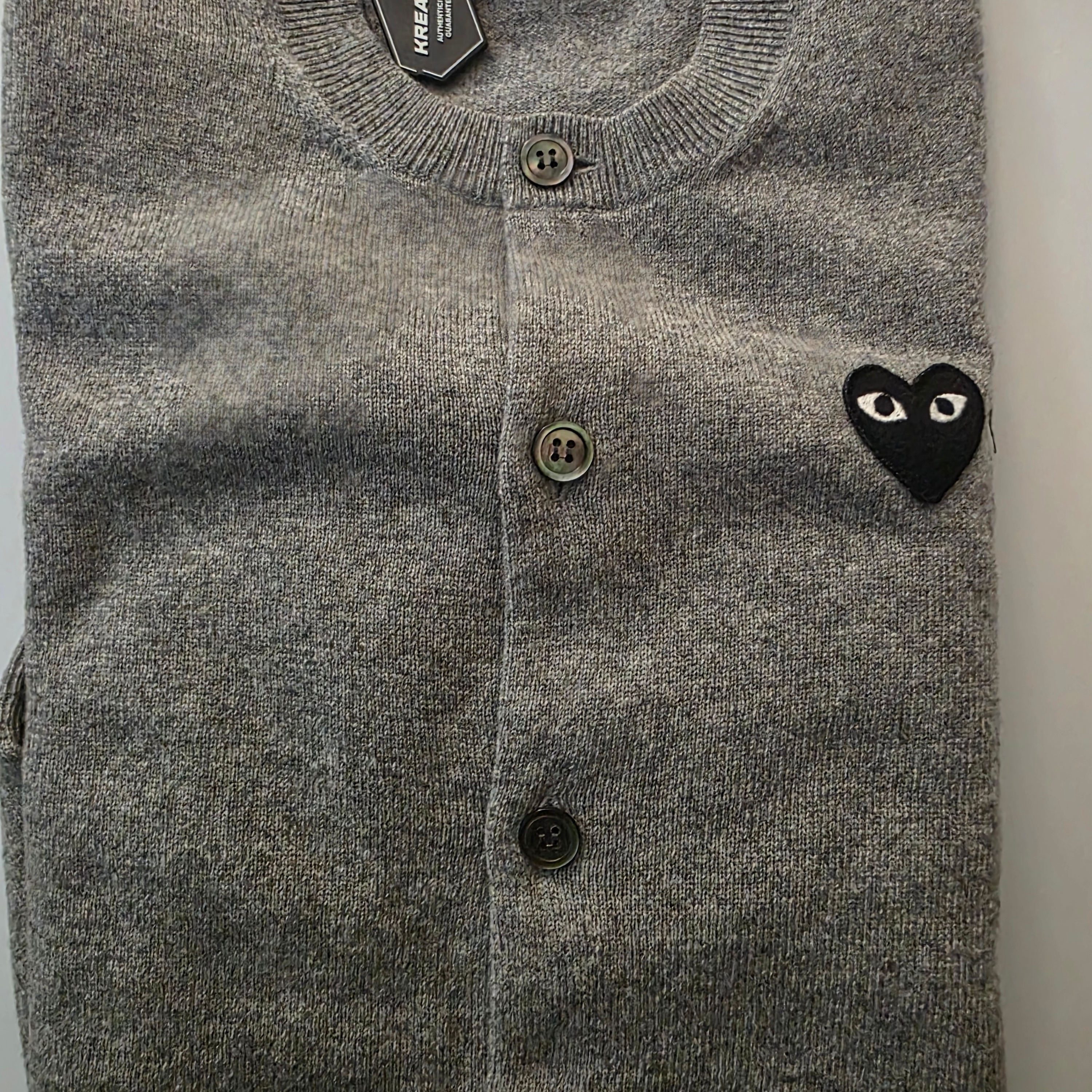 Play Comme des Garcons Black Heart Knit Cardigan Grey 착용 스타일